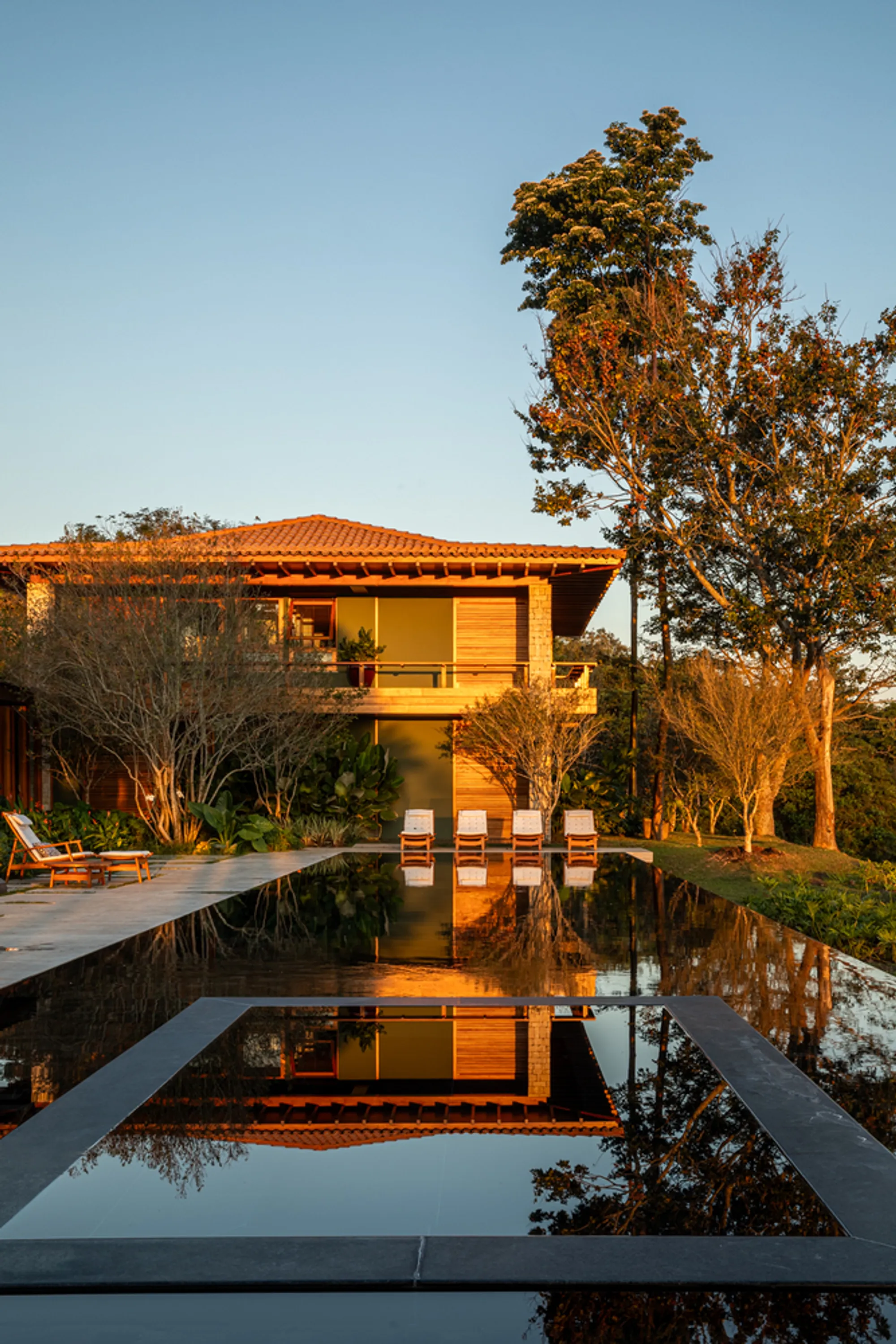 Gilda Meirelles Arquitetura Expands a Brazilian Lake House Without Leaving a Seam