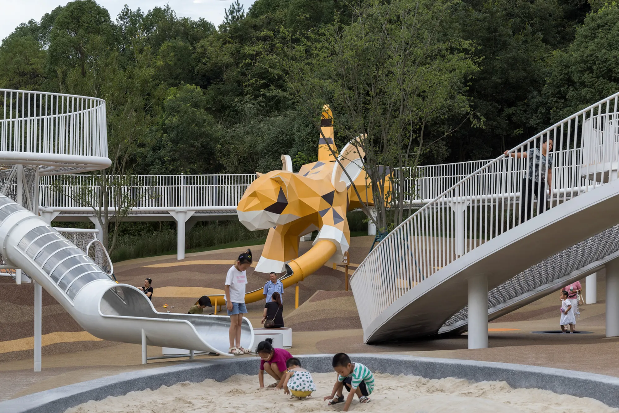 HID Landscape Architecture Wraps a Mythical Tiger in a Water-Drop Ring Above Yichang's Liuquan Lake