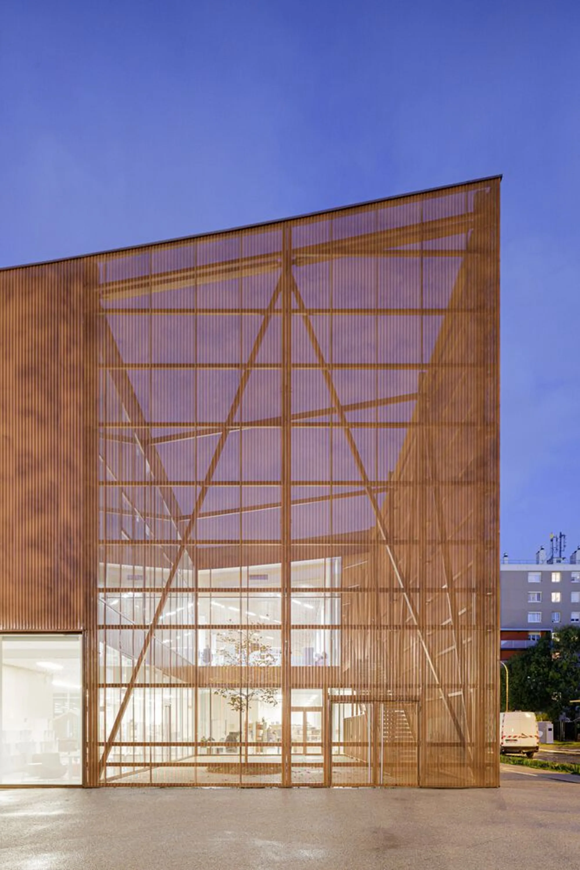 archi5 and Calmm Architecture Replace a Disused Market with a Copper-Clad Media Library