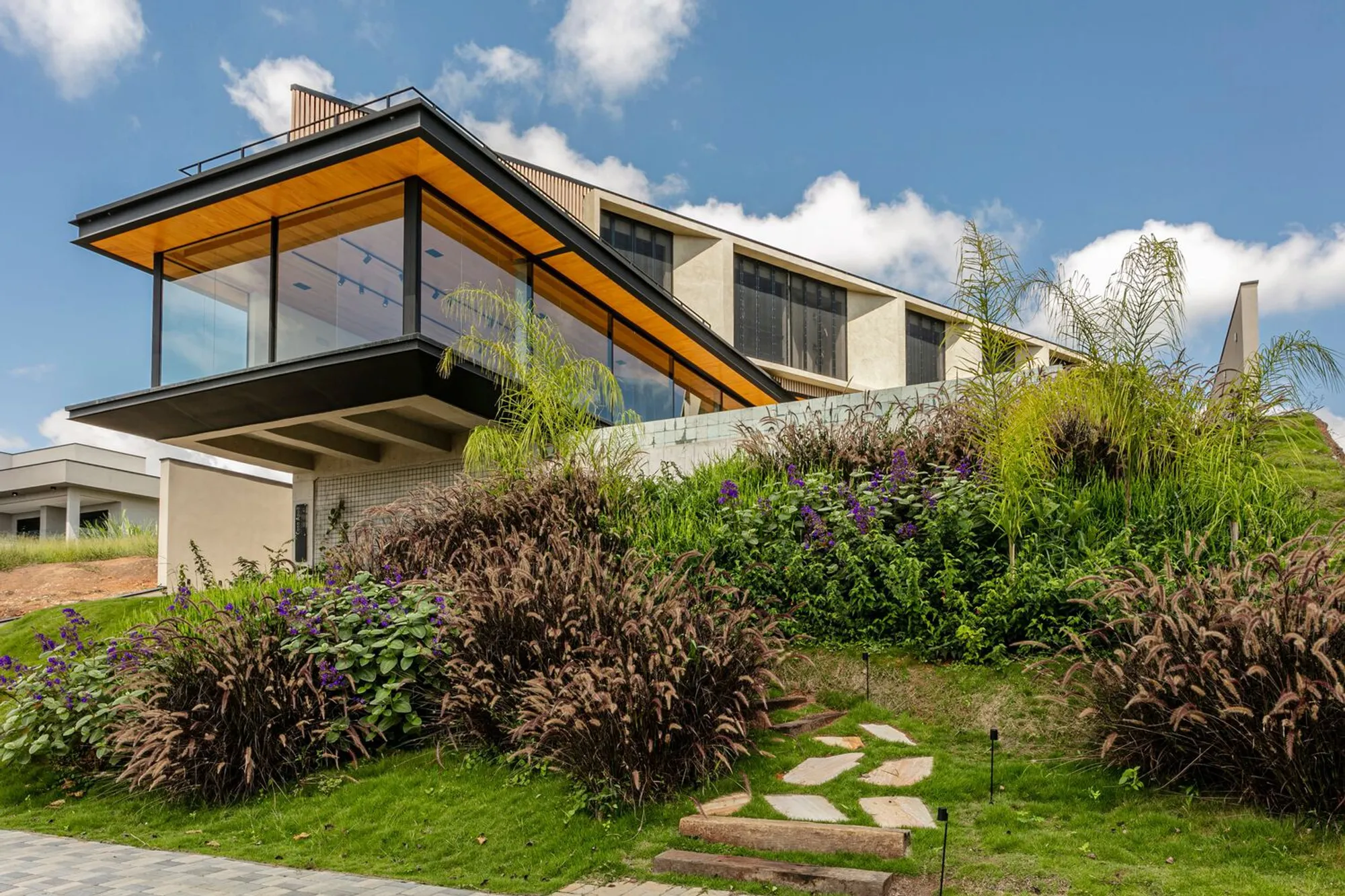 Apuã House: A Masterpiece of Innovative Residential Architecture in Brazil