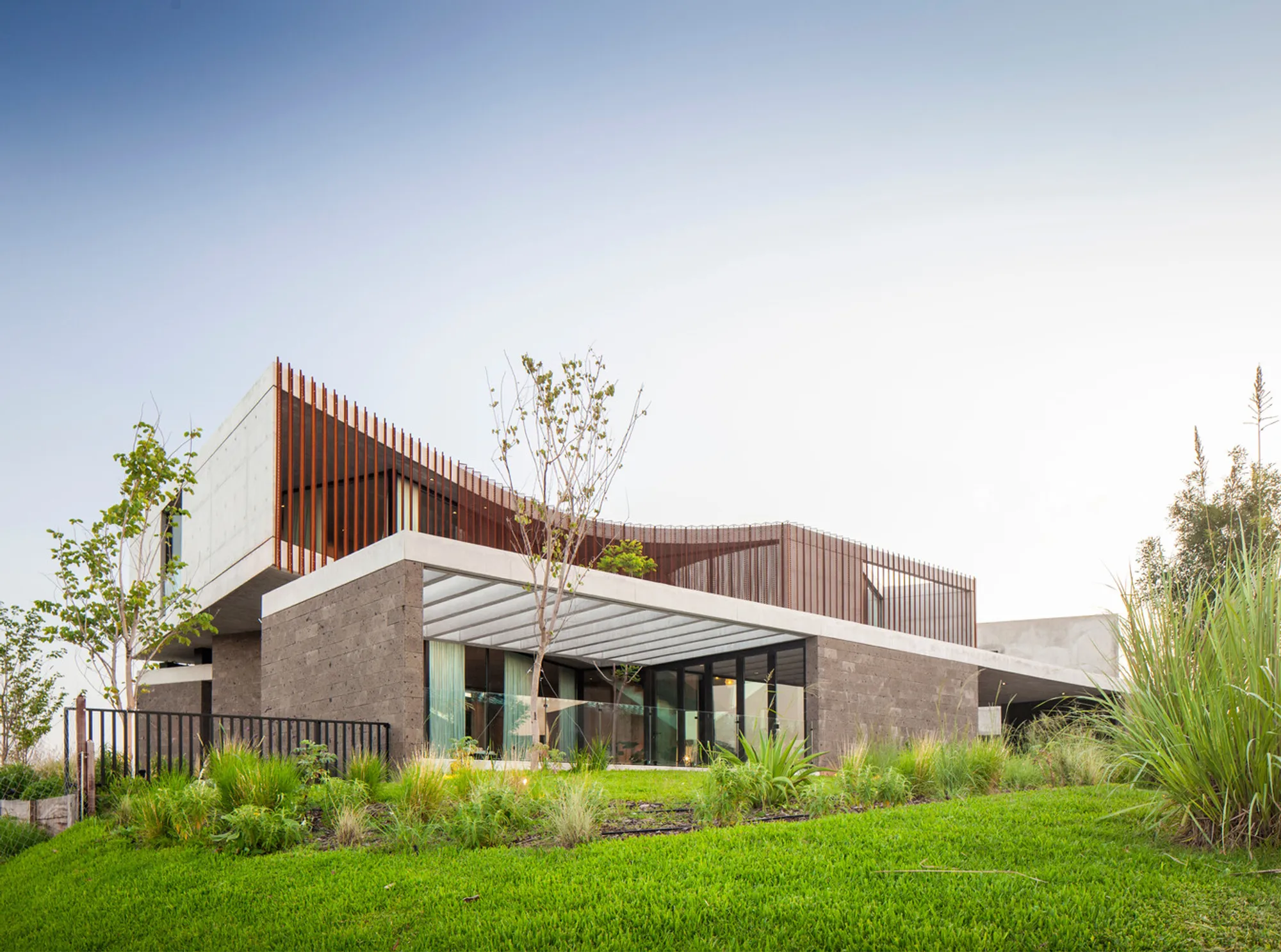 Modern Corner Lot Homes: Exploring the Orbit House by Estudio PK