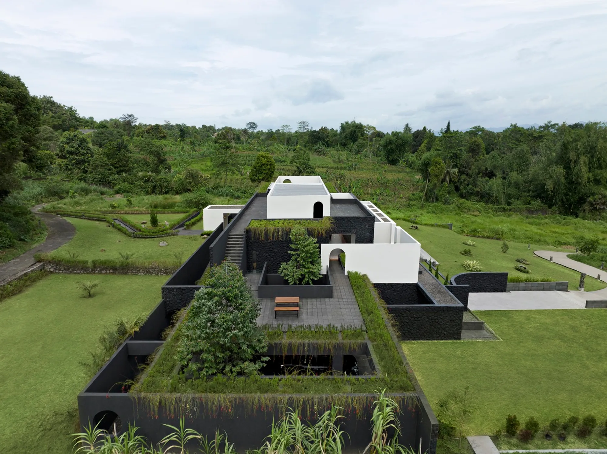 Unveiling the Essence of Contemporary Villa Design: The Villarci Residence in Bogor, Indonesia