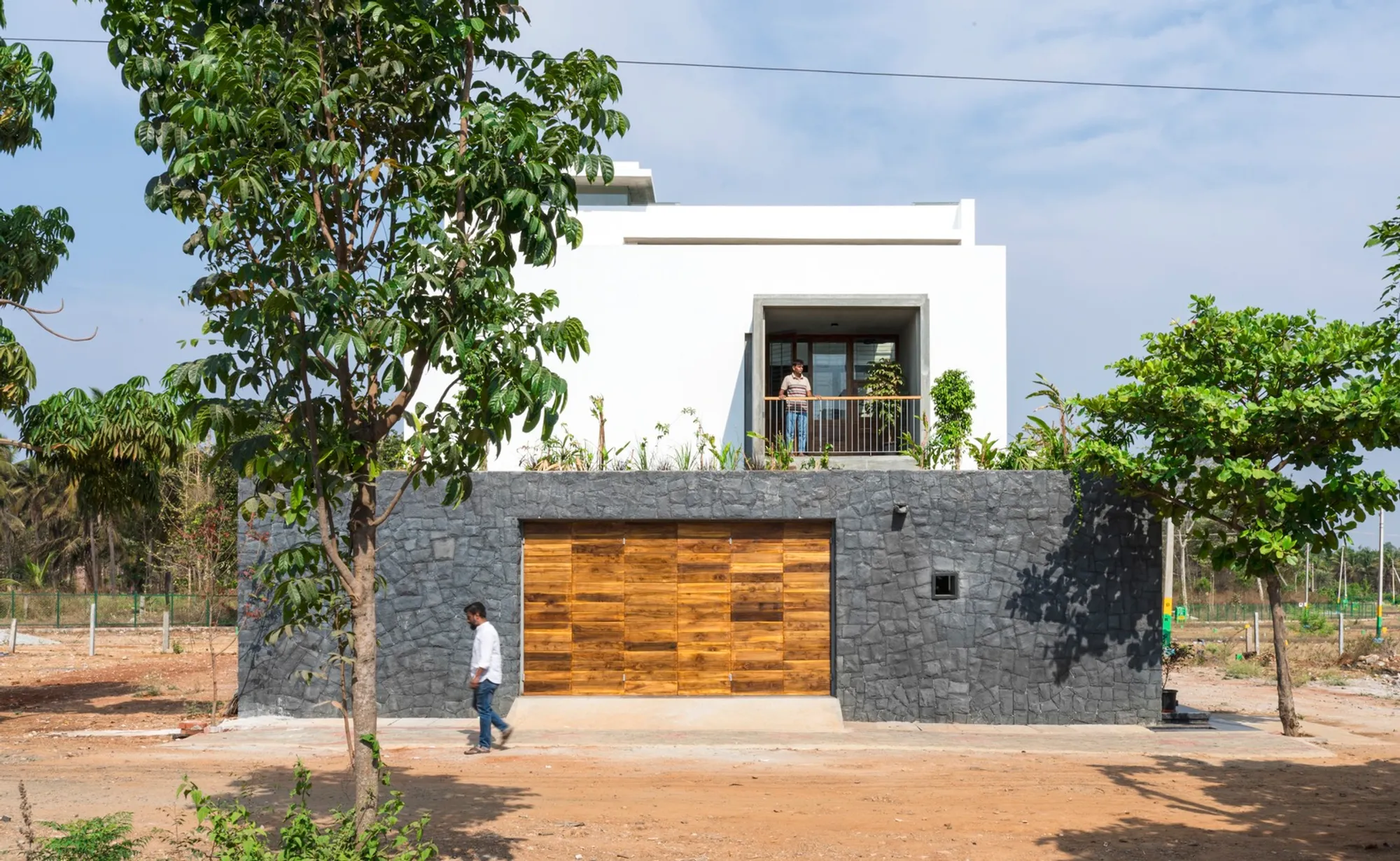 Integrated Outdoor Living Design in Tiptur: Unveiling the In Between Gardens Residence by A Threshold