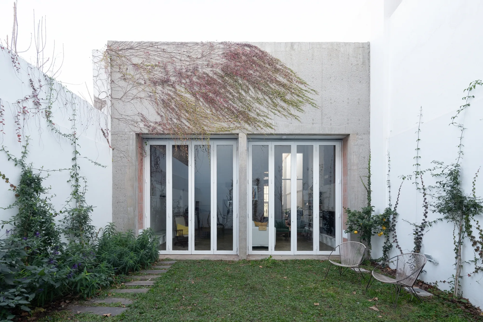 Modern House Renovation: Thames House Transformation by Ignacio Szulman Arquitecto