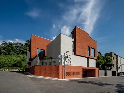 Mastering Privacy in Urban Living: The Upper Wall, Low Wall Residence