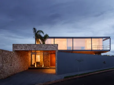 Modern Glass Houses in Brazil: A Look at Rafael Pinoti Arquitetura's Glass Box