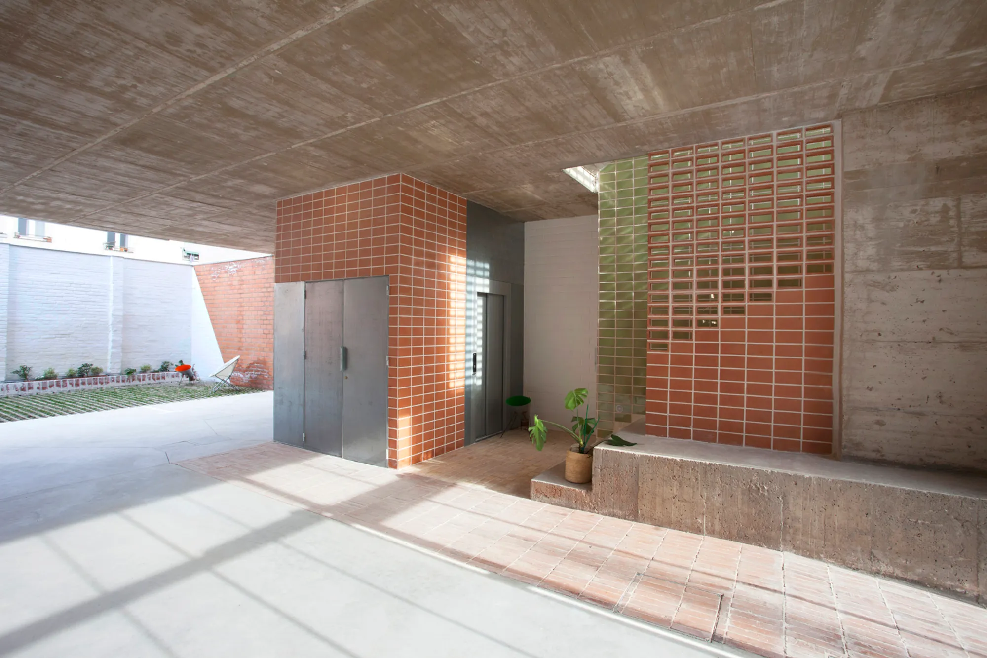Botijo House: A Sustainable Urban Residence by ALE Estudio