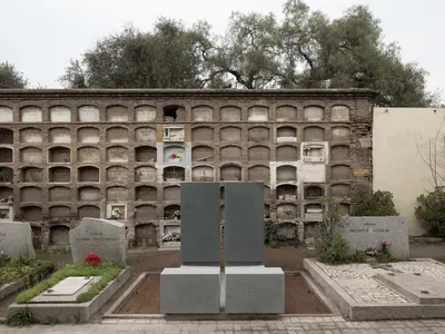 Modern Mausoleum Design: A Mausoleum for Two by Cristian Yazigi
