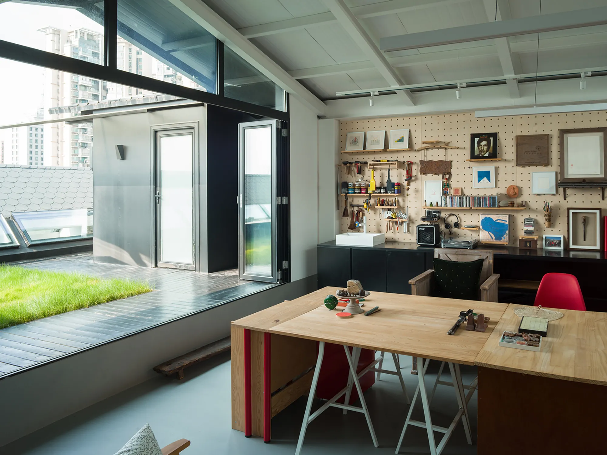 Liang House by Atelier ArchFAN: A Creative Renovation of a Chengdu Rooftop Residence
