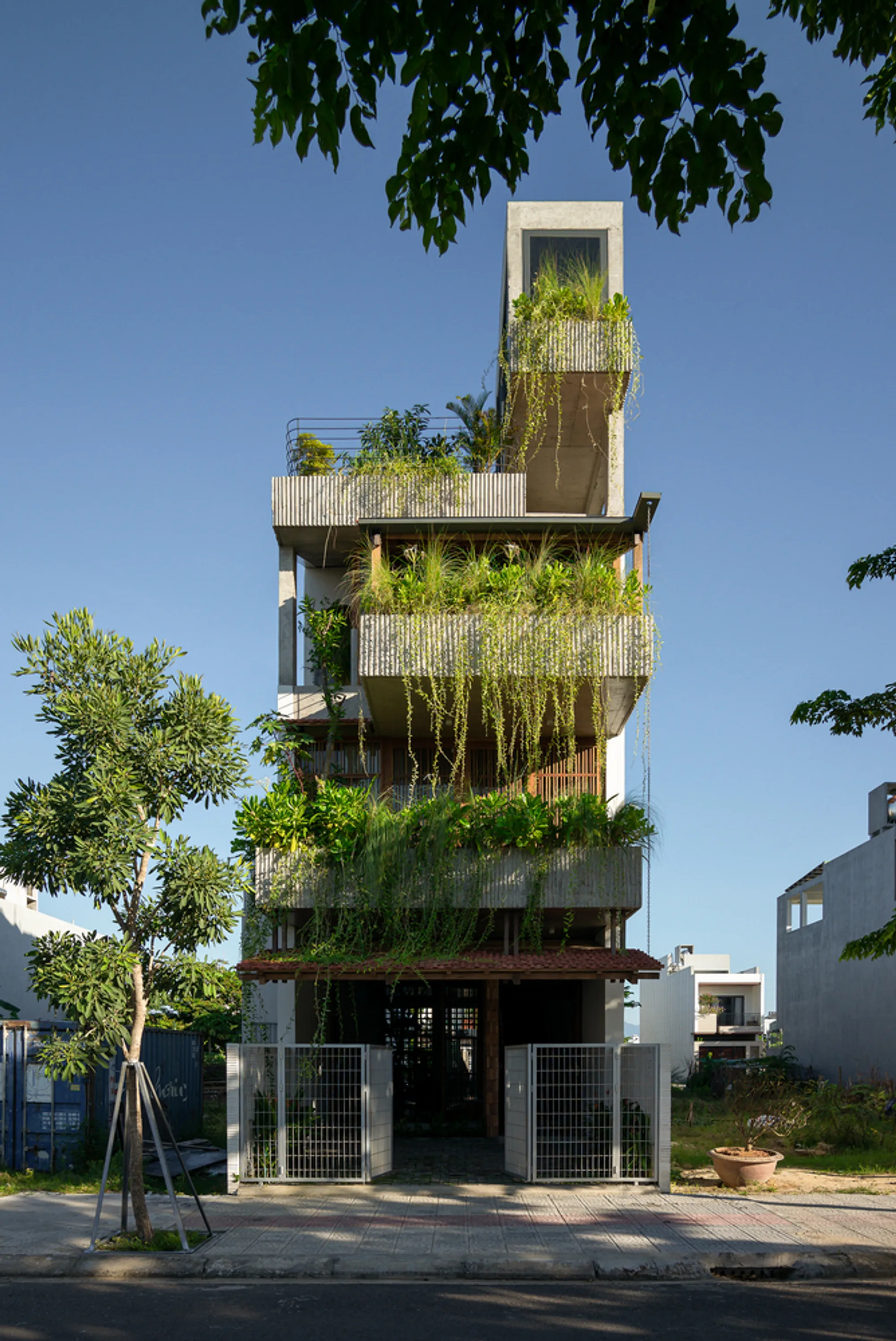 The HIÊN House by Winhouse Architecture: A Modern Vernacular Home Rooted in Tradition and Nature