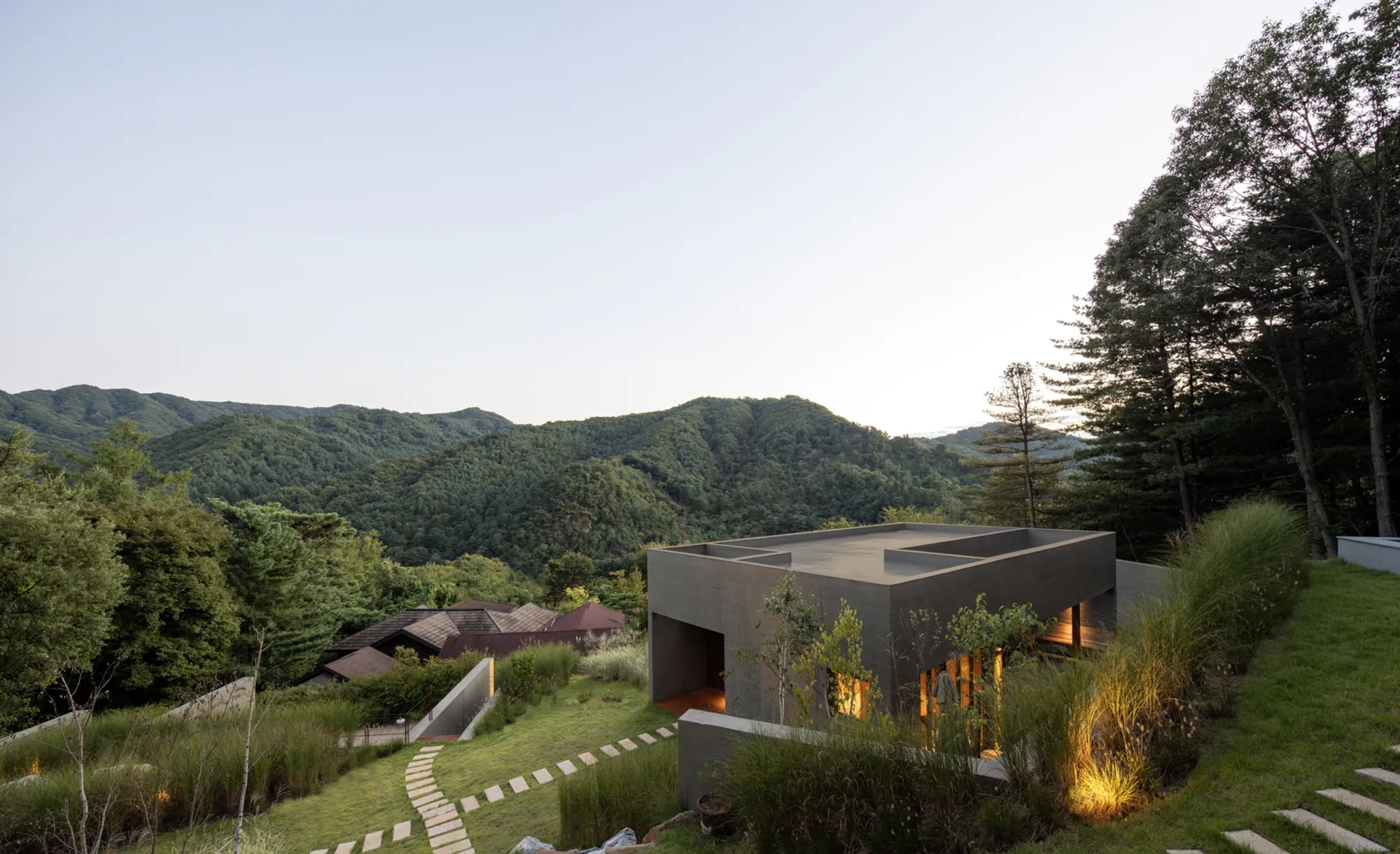 100A Associates Tucks a 68-Square-Meter Retreat into a Korean Mountainside