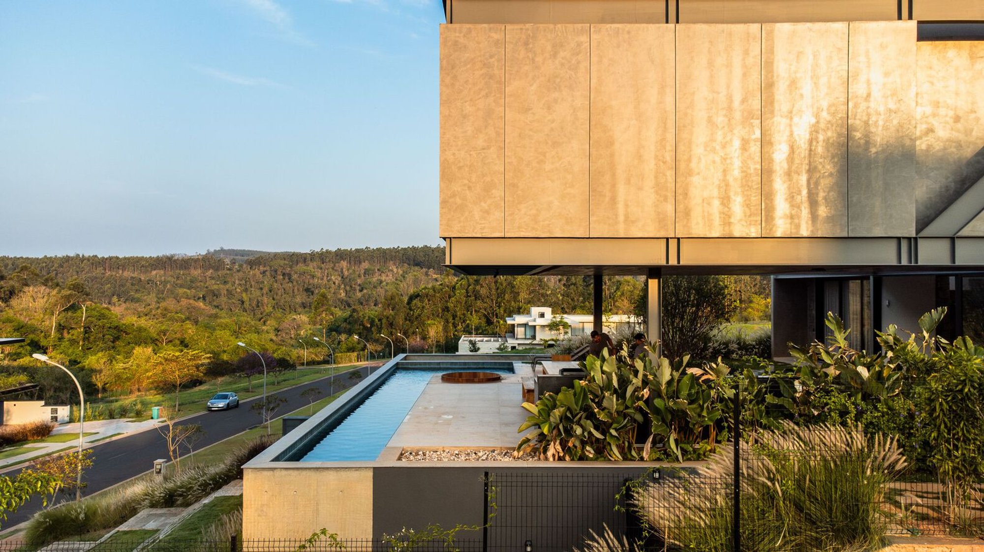 24 7 Arquitetura Tucks a Cantilevered Concrete and Timber Home into an Eight-Meter Slope in Campinas