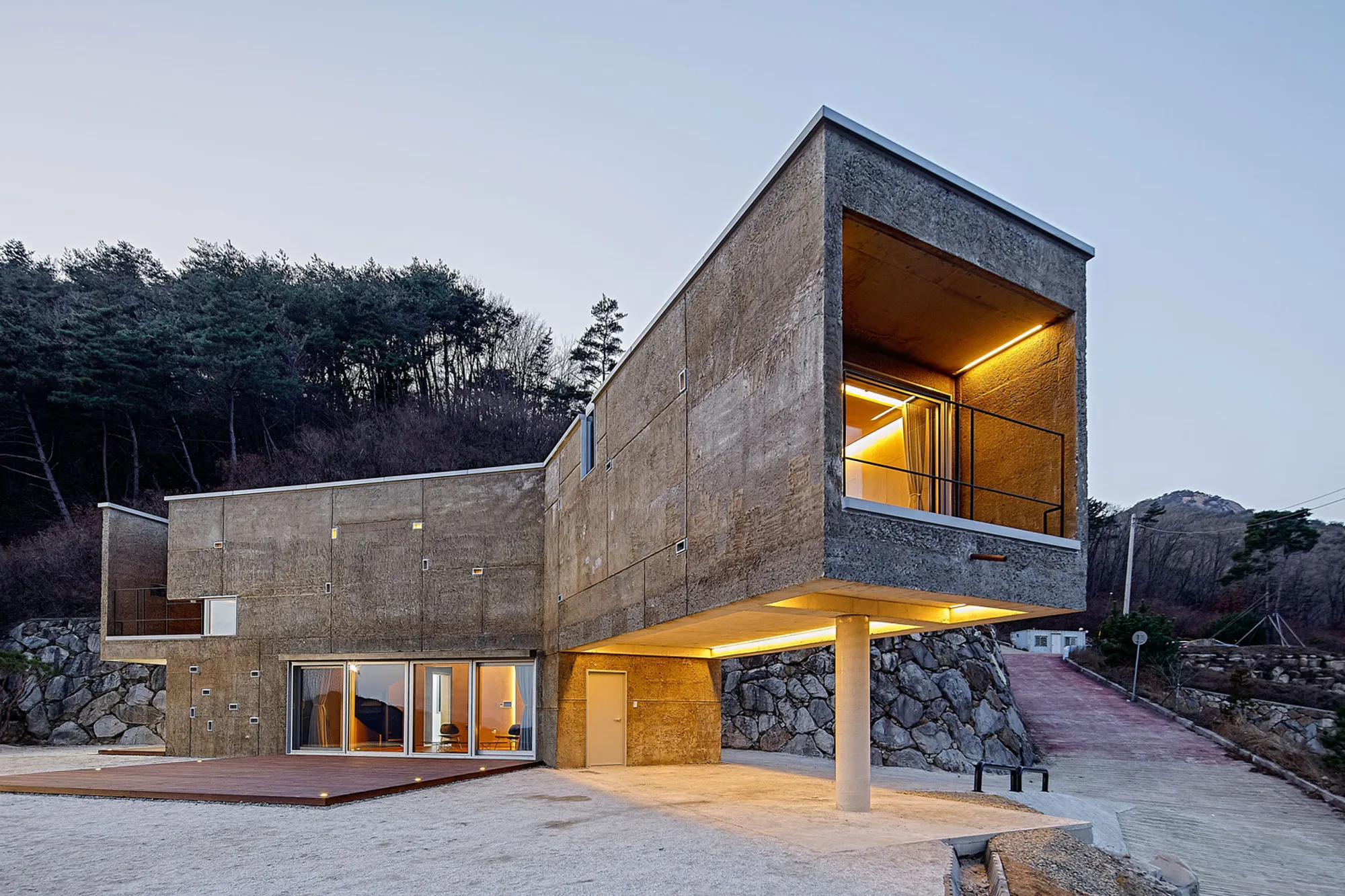 Stairway House by Bang Keun YOU: A Sculptural Mountain Retreat in South Korea