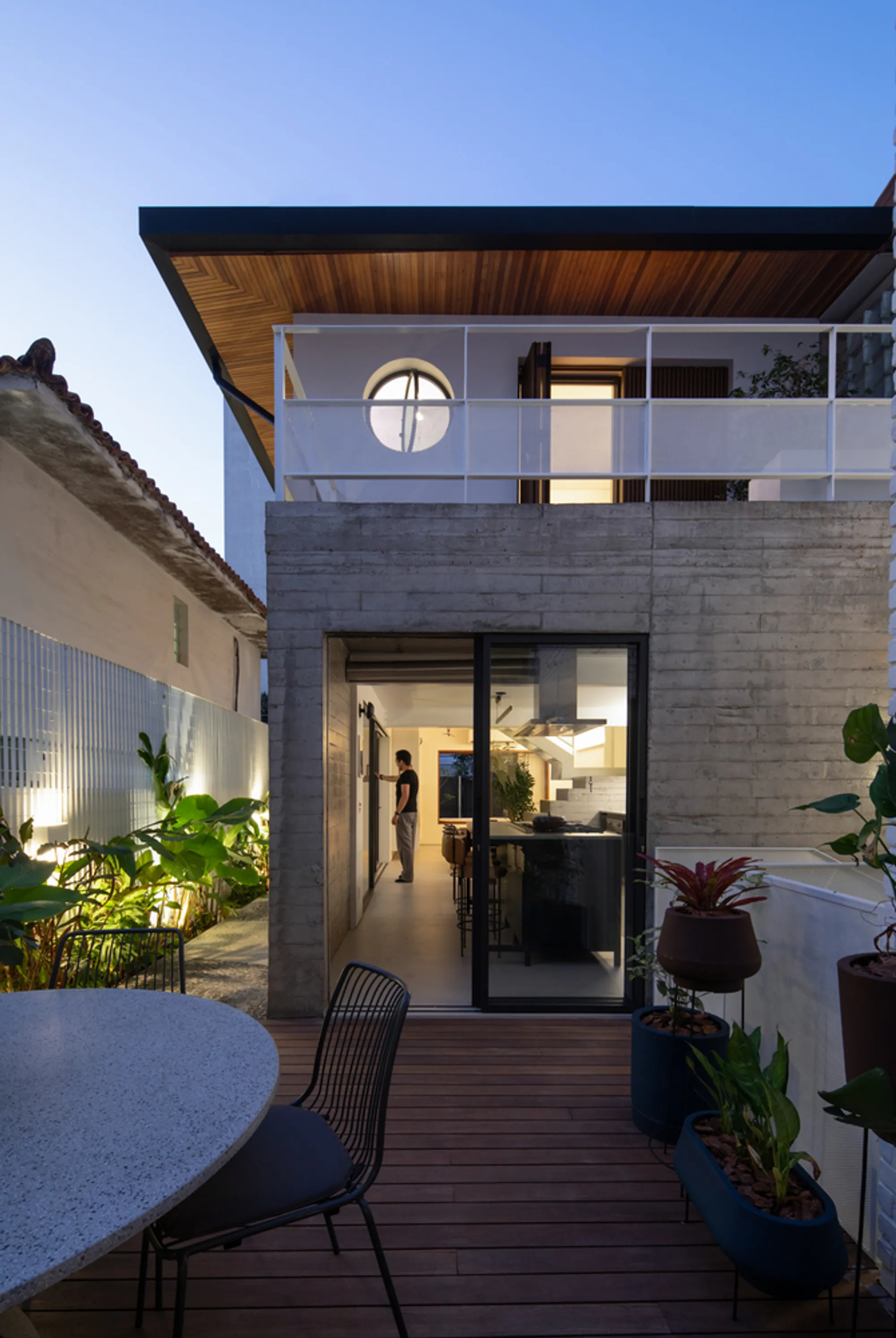 Yuji’s House by Goiva: A Compact São Paulo Home Reimagined with Concrete, Light, and Brazilian Design