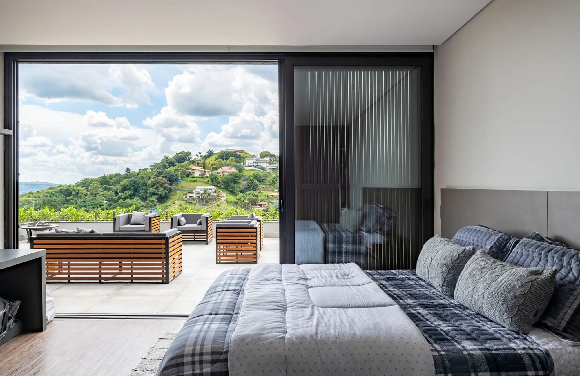 RL House by Karina Pontes Arquitetura: A Modern Retreat Embracing Nature in São Roque, Brazil