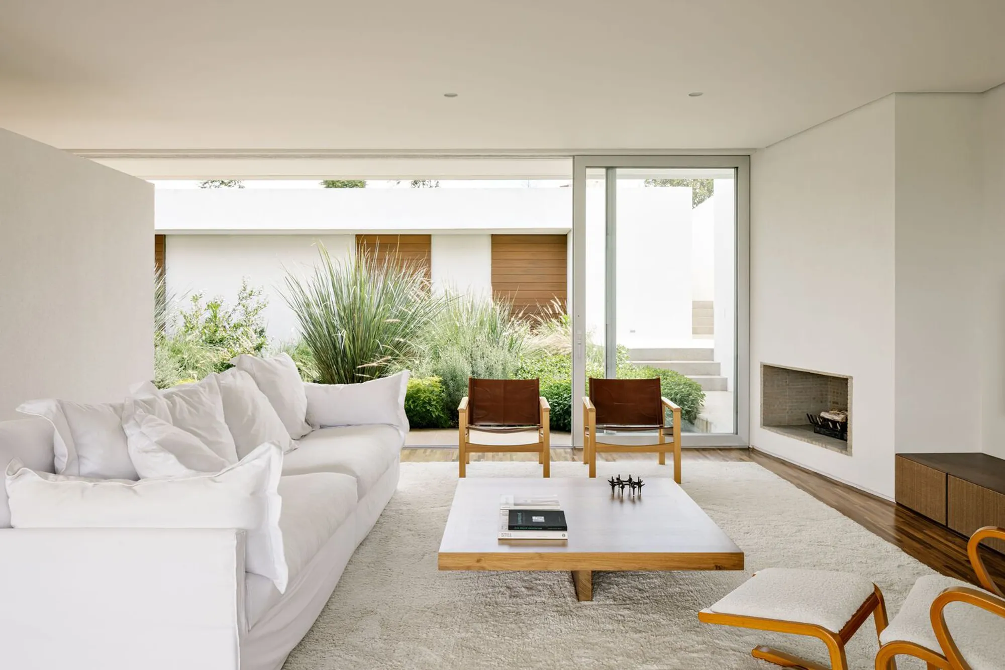 House of Courtyards by Felipe Hess Arquitetos: A Courtyard House Design Integrated Into the Brazilian Landscape