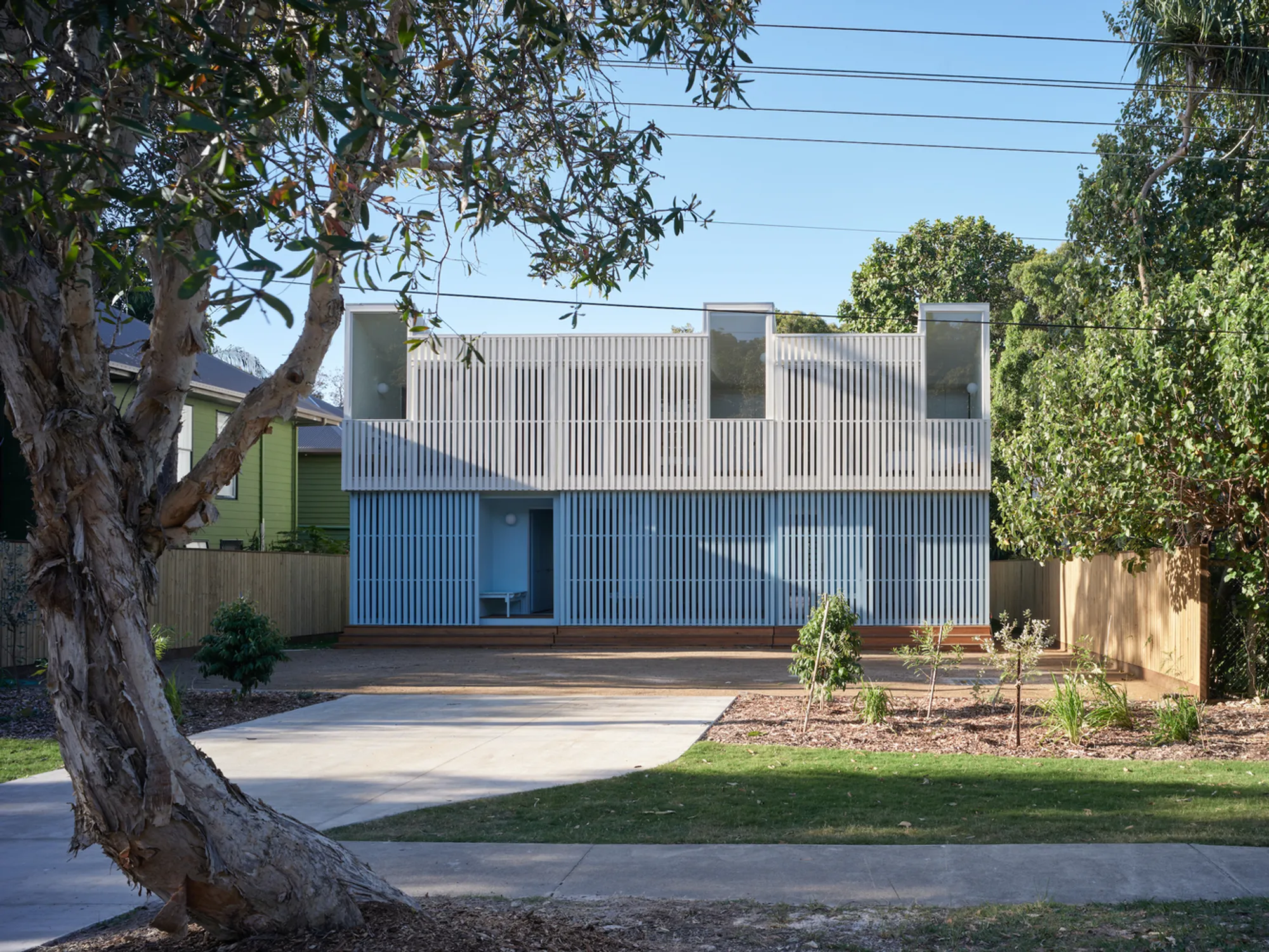 Blok Three Sisters House by Blok Modular + Vokes and Peters: A Masterpiece of Modular Beach House Design