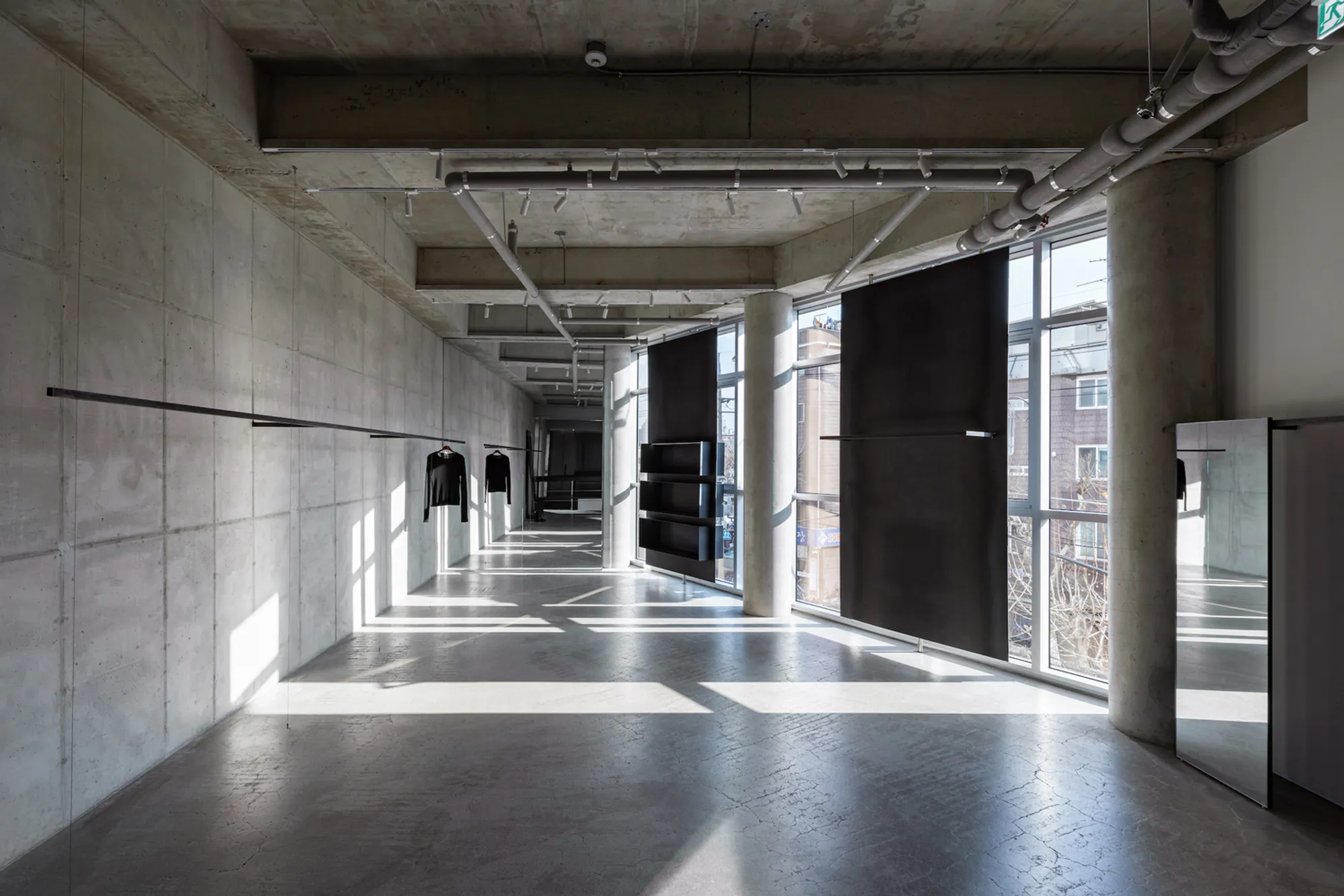 Minimalist Showroom Architecture: Facade Pattern H Tower by Workment