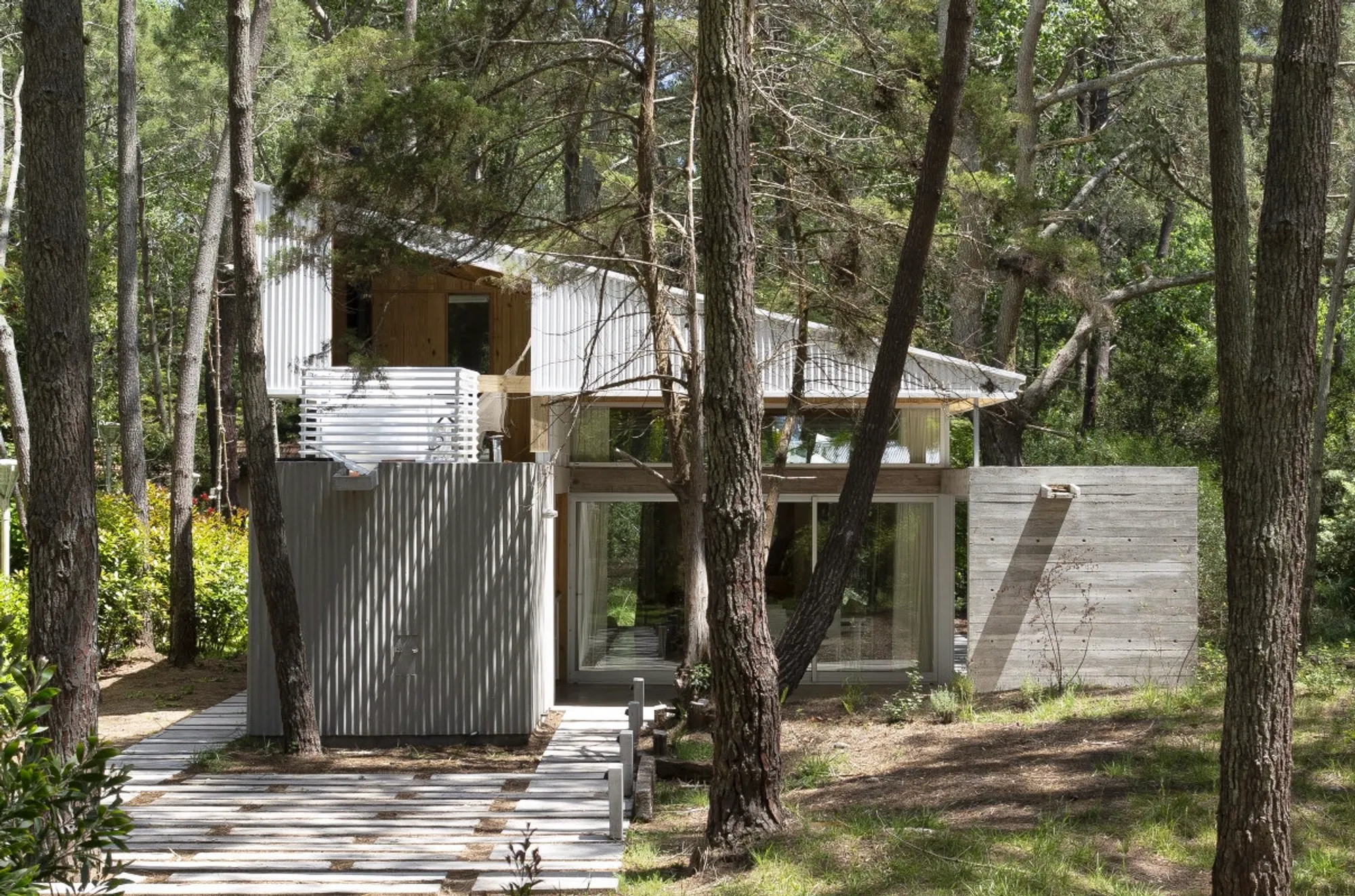 Pingüino House by Estudio Galera: A Flexible Vacation Residence in Cariló, Argentina