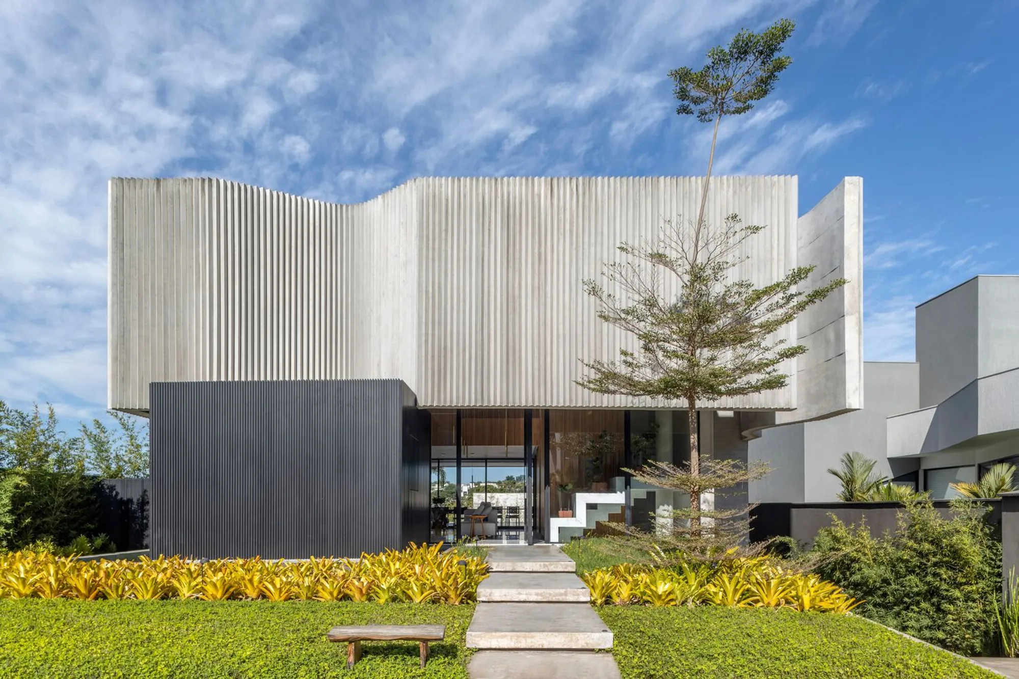 Pleated House by Leo Romano: A Bold Dance of Form, Function, and Fluidity