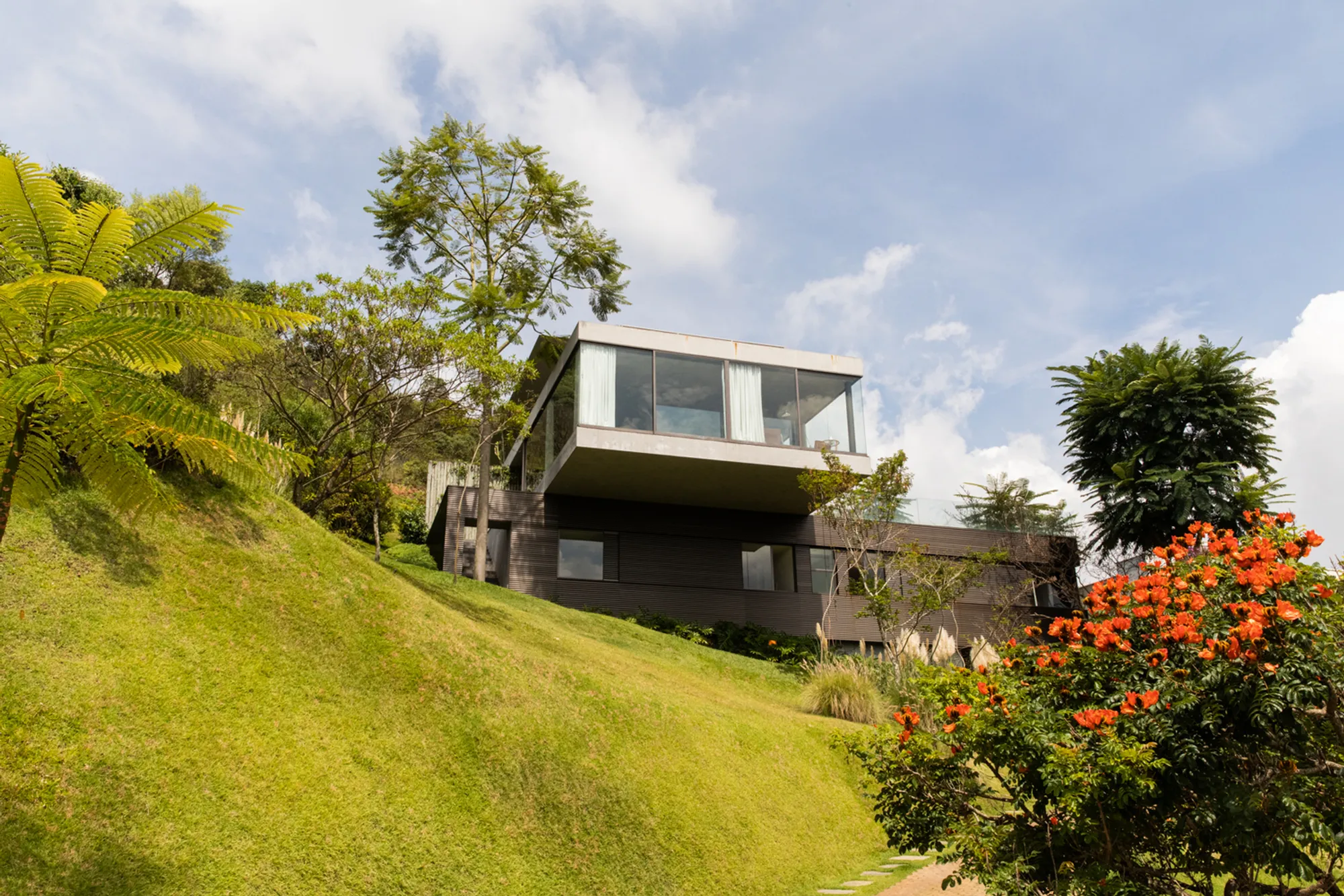 EG House by Play Arquitetura: A Thoughtful Renovation in the Hills of Belo Horizonte