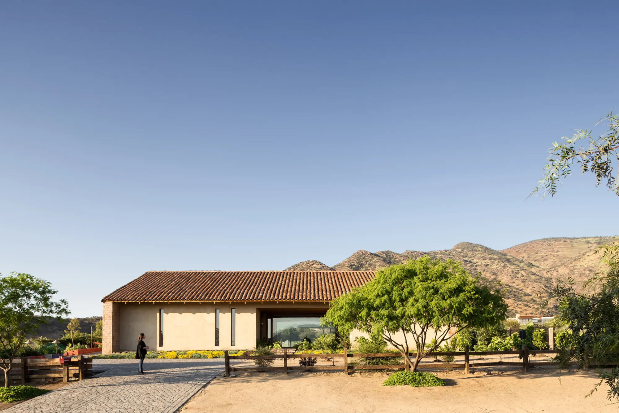 Cuatro Aguas House by DX Arquitectos: A Sculptural Residence in Chicureo, Chile