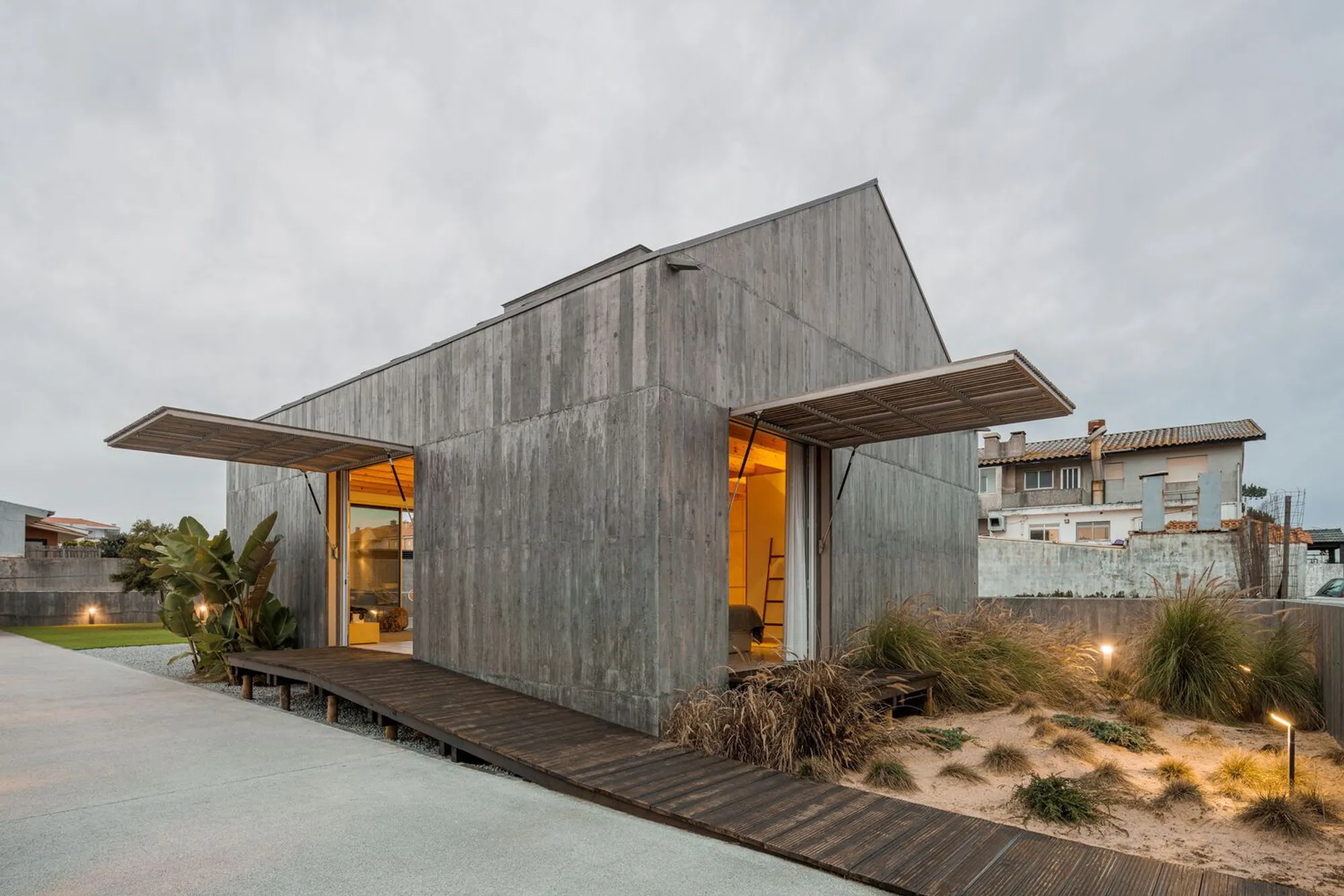 Palheiro House by Pedro Henrique Arquiteto: A Contemporary Reinterpretation of Coastal Vernacular in Esmoriz