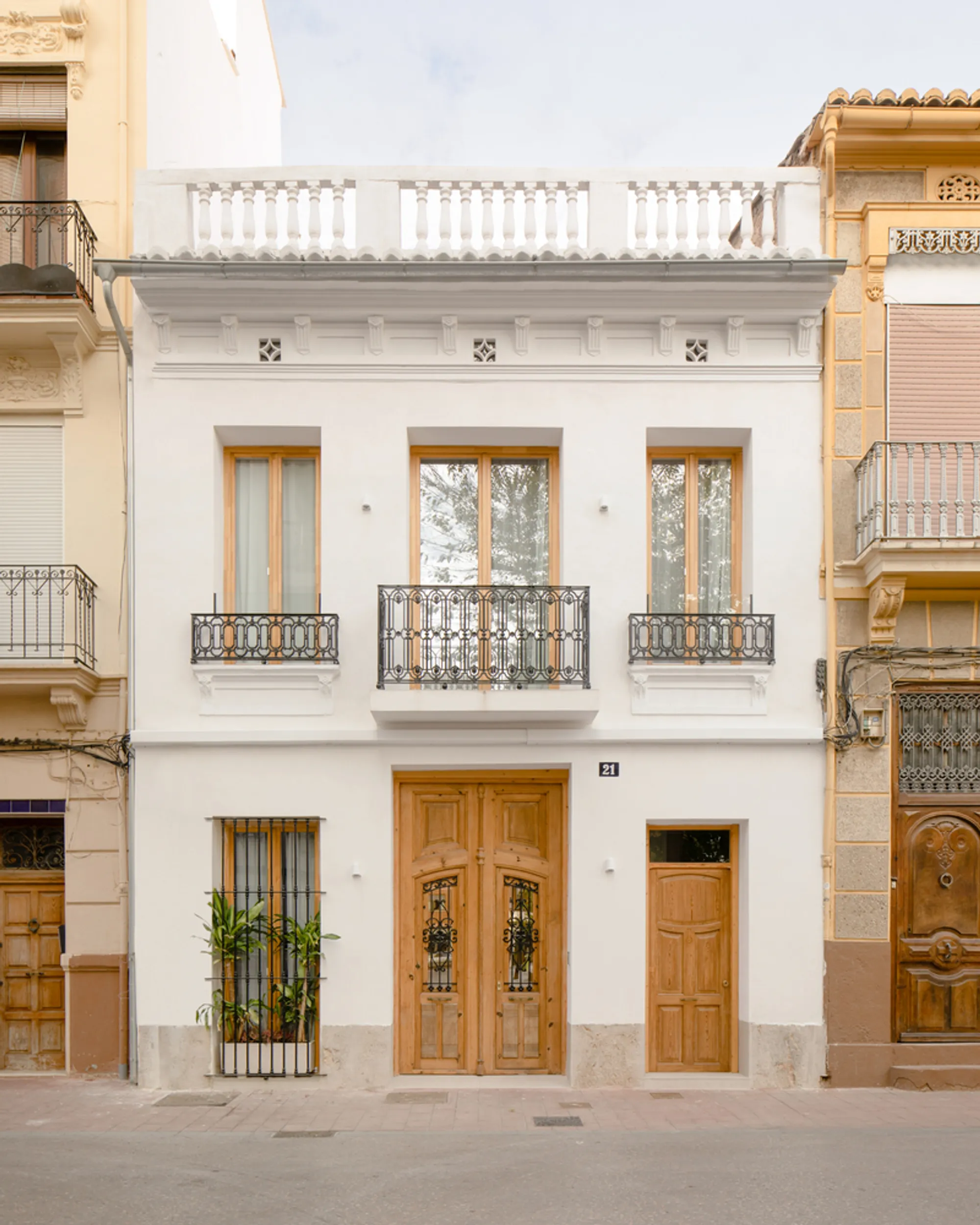 Historic Apartment Renovation in Valencia: Los Angeles Apartments by Homu Arquitectos