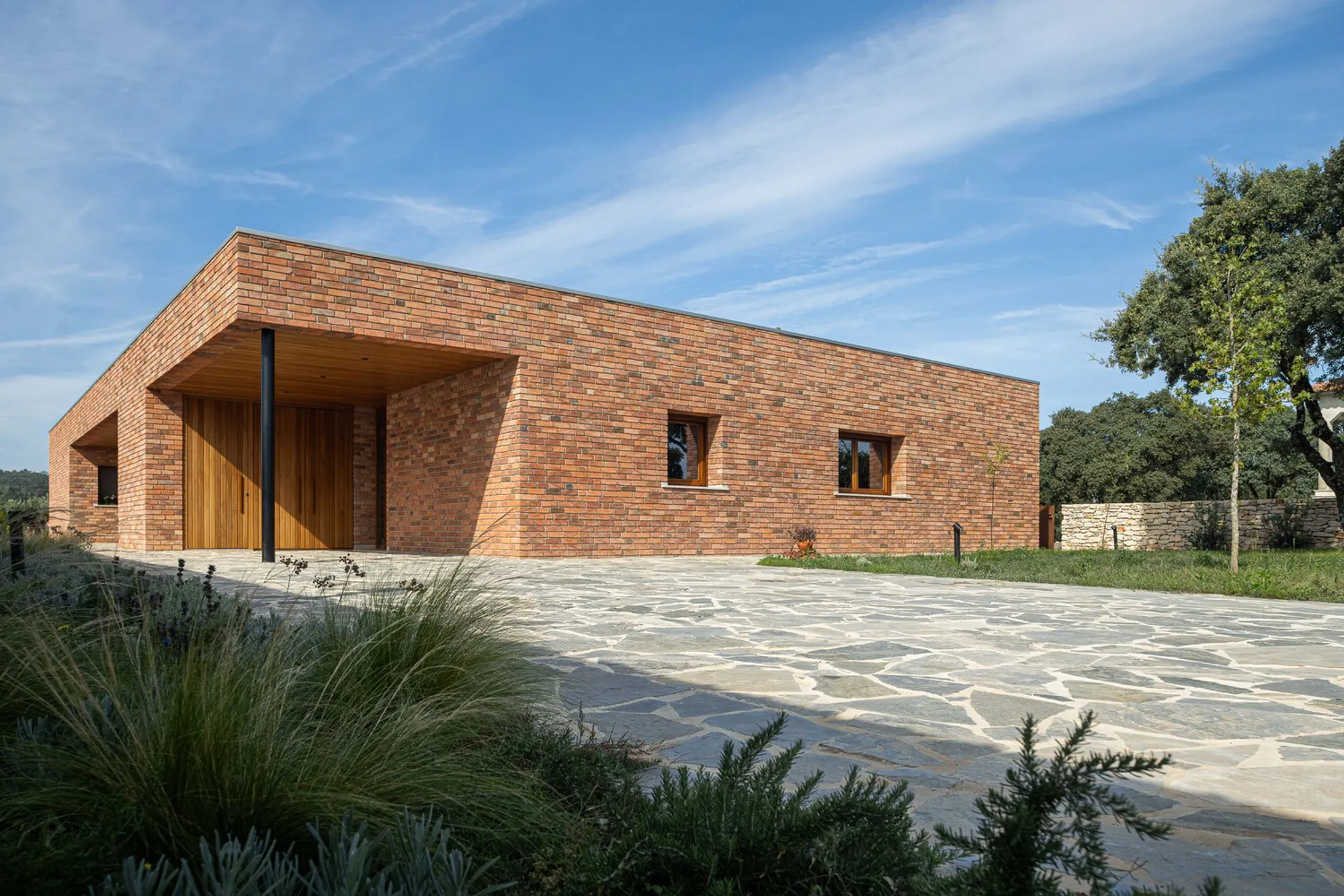 House in Lameira by João Pedro Pedrosa: A Modern L-Shaped Rural Retreat in Portugal