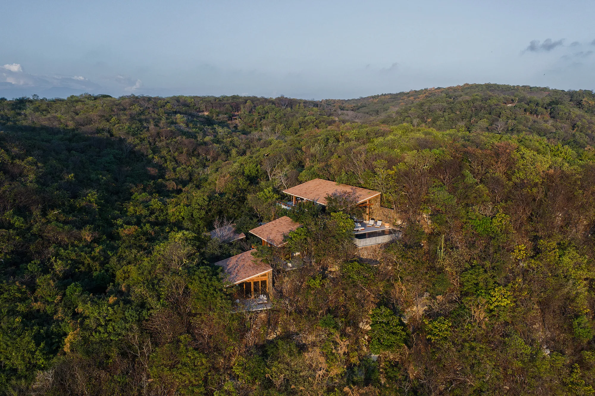 House in Torón II by IUA Ignacio Urquiza Arquitectos: A Harmonious Retreat in Oaxaca's Coastal Reserve