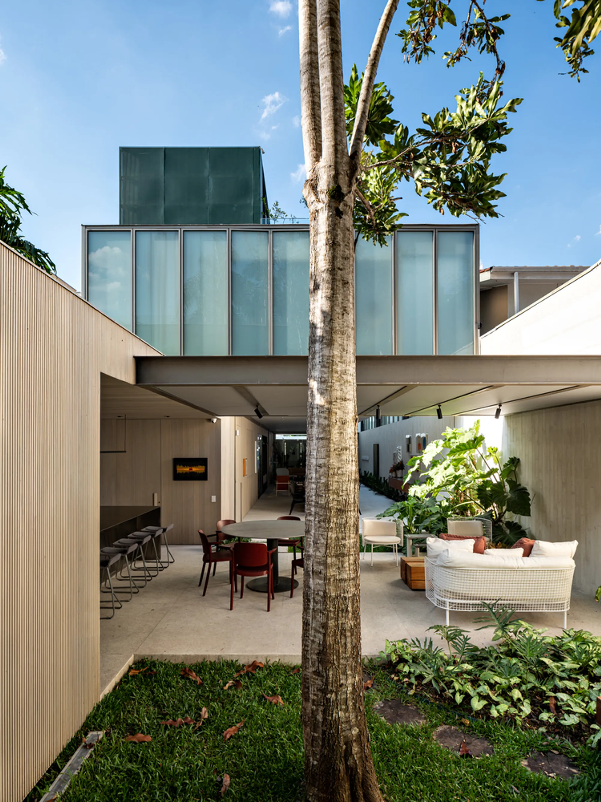 LRM House by SAAG Arquitetura: A Contemporary Sanctuary in São Paulo Integrating Light, Art, and Sustainability