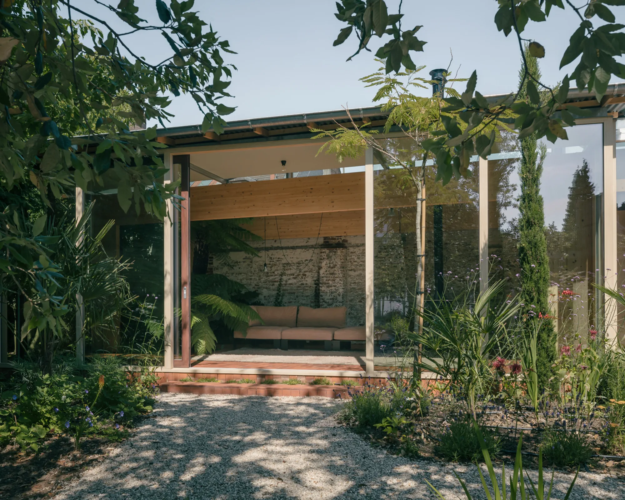 Martelaar House by Machteld D’Hollander: Transforming an Urban Industrial Lot into a Garden Oasis