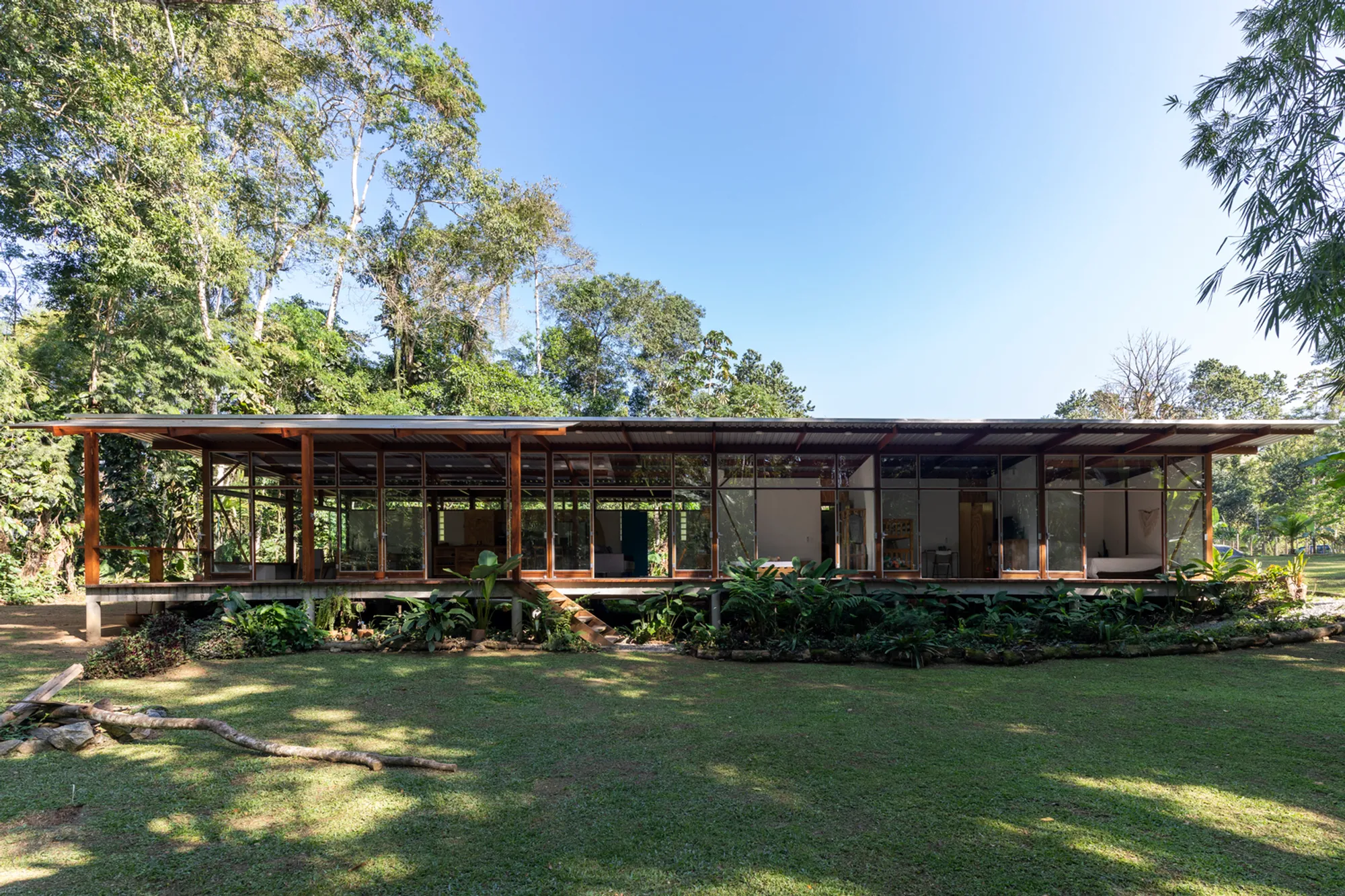Canto Verde House by Kiti Vieira Arquitetura