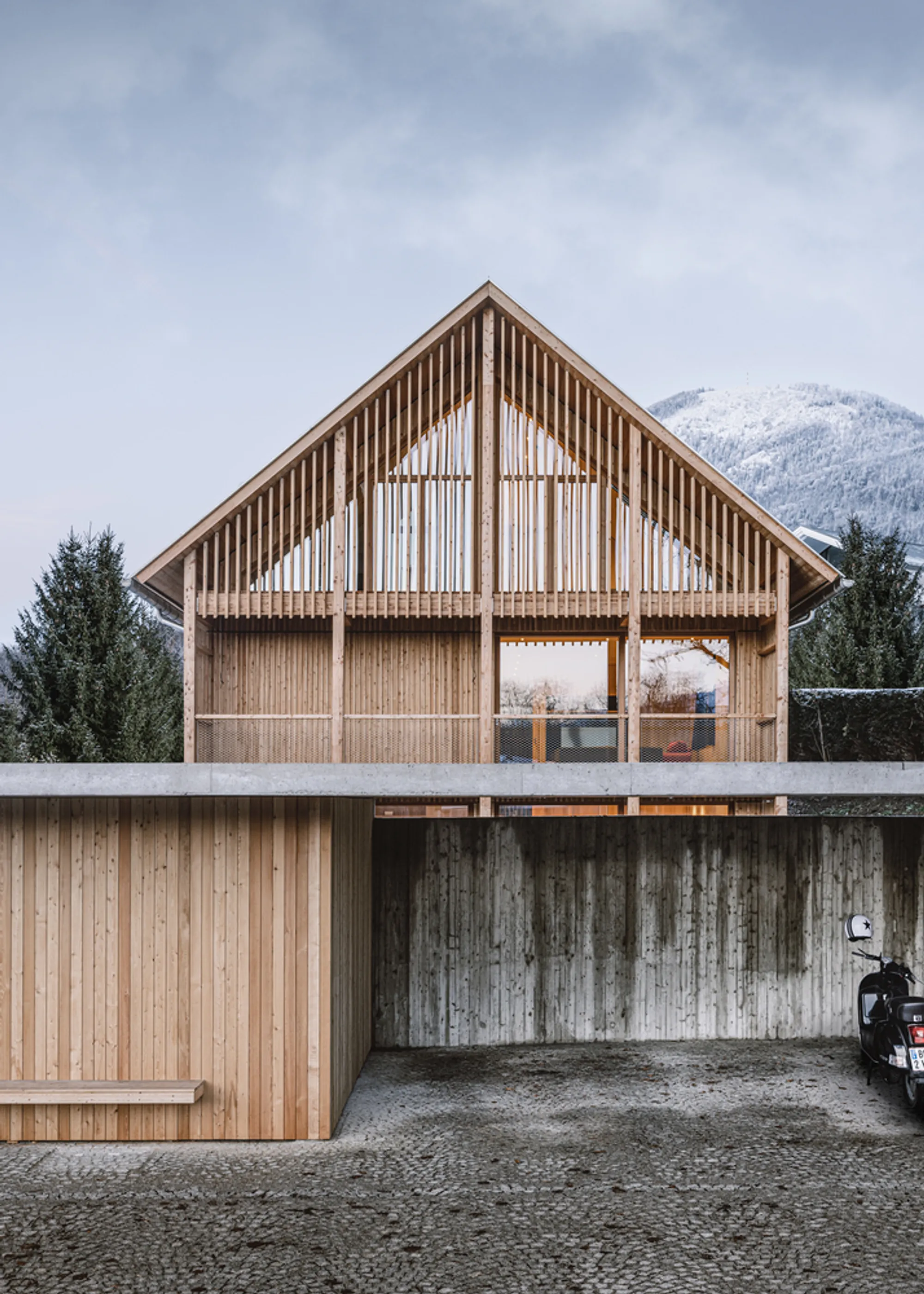 House L by dunkelschwarz: A Contemporary Courtyard Home in Elsbethen, Austria