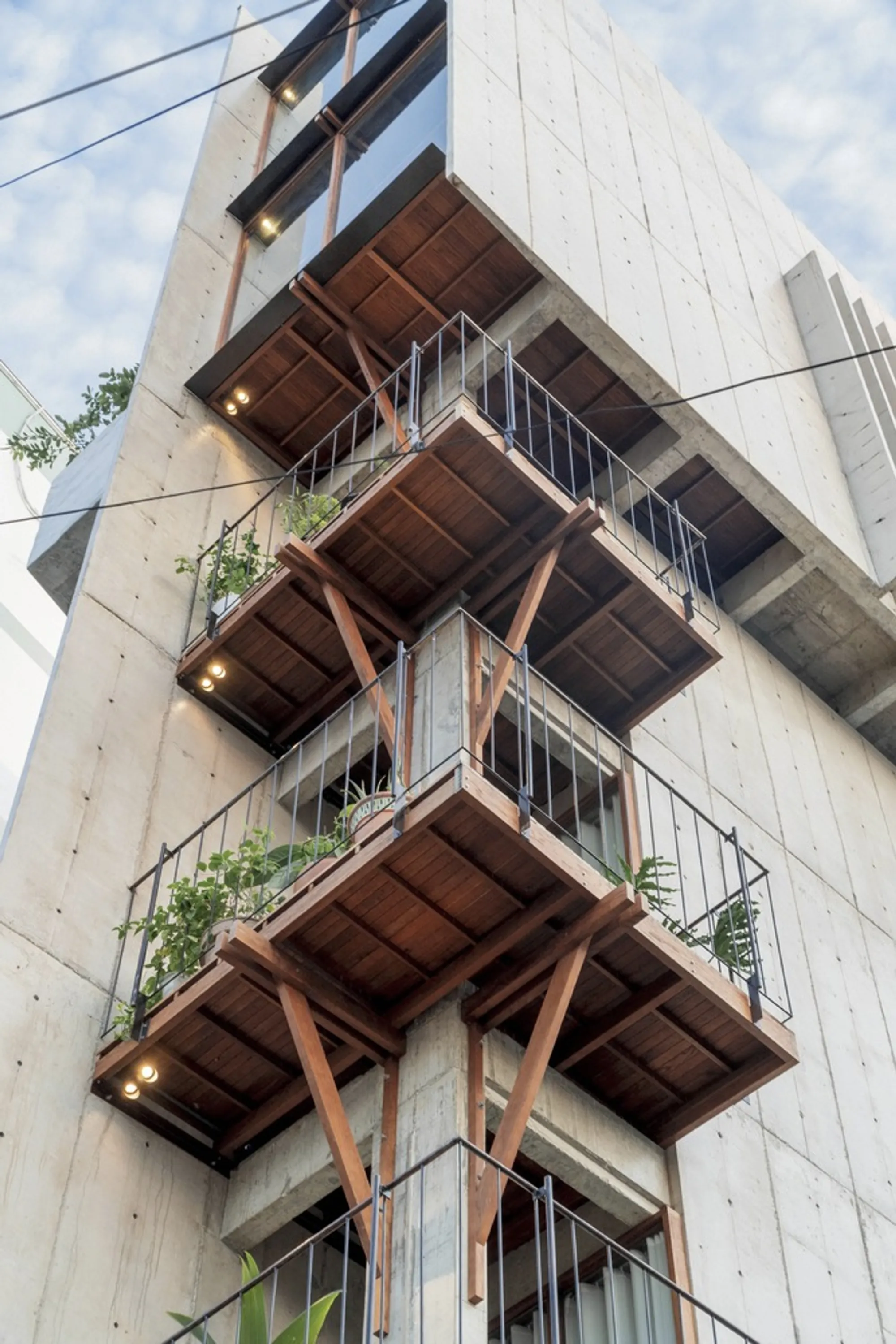 324PRAXIS Stacks Three Concrete Volumes into a Mindfulness Retreat on a Nha Trang Side Street