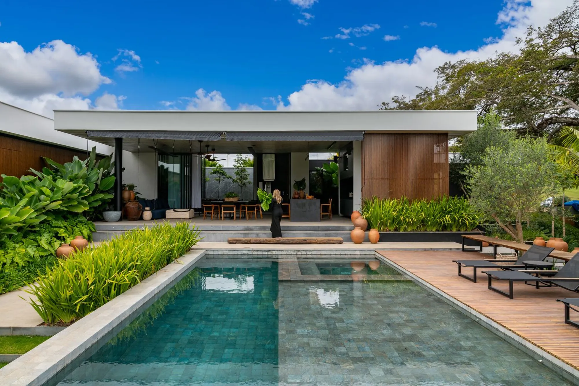 Calm House by Mateus Monteiro: A Serene Retreat Blending Concrete, Nature, and Family Heritage in Brazil