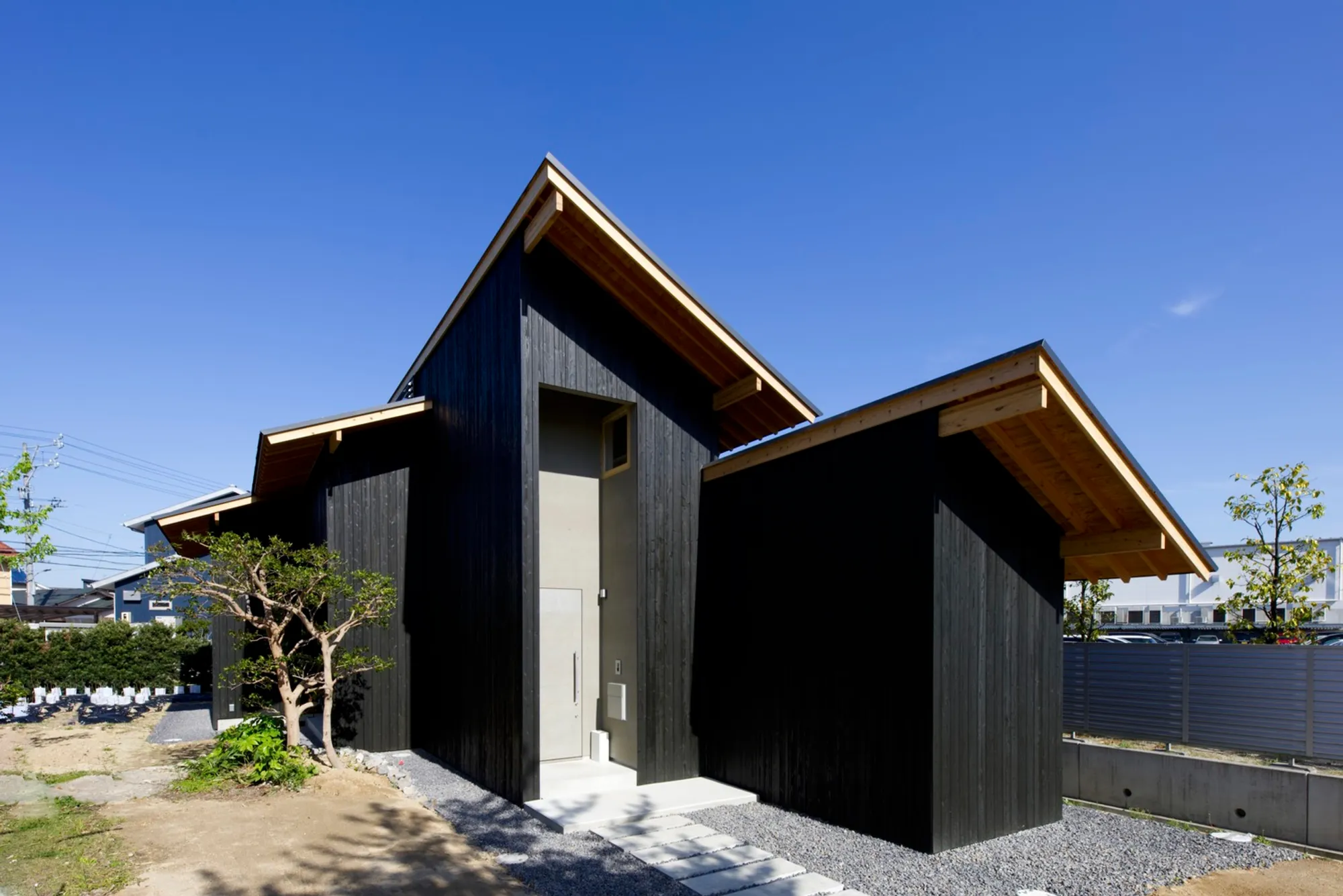 House in Hantsuki by Katsutoshi Sasaki + Associates: A Harmonious Blend of Privacy, Nature, and Light
