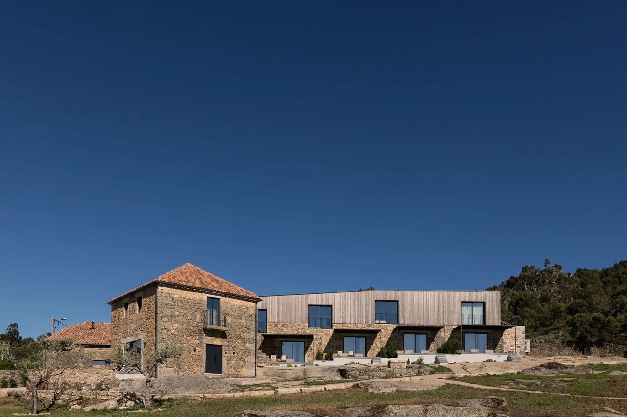 Bode Country House by PLATAFORMArq: A Luxurious Rural Retreat in Monsanto, Portugal