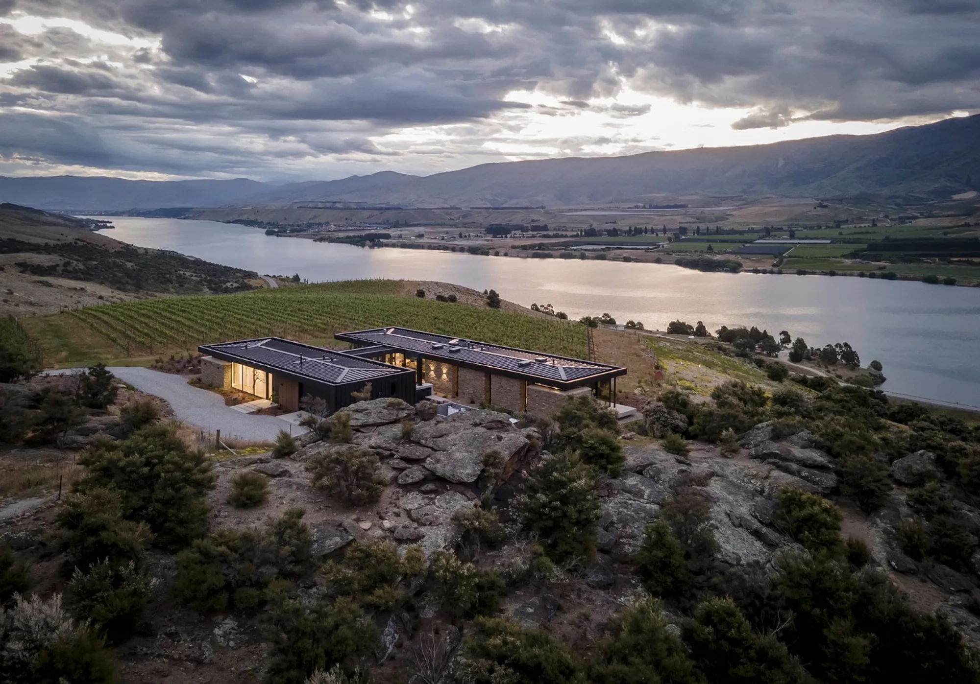 Bendigo Terrace House by Condon Scott Architects: A Floating Pavilion in the Otago Foothills