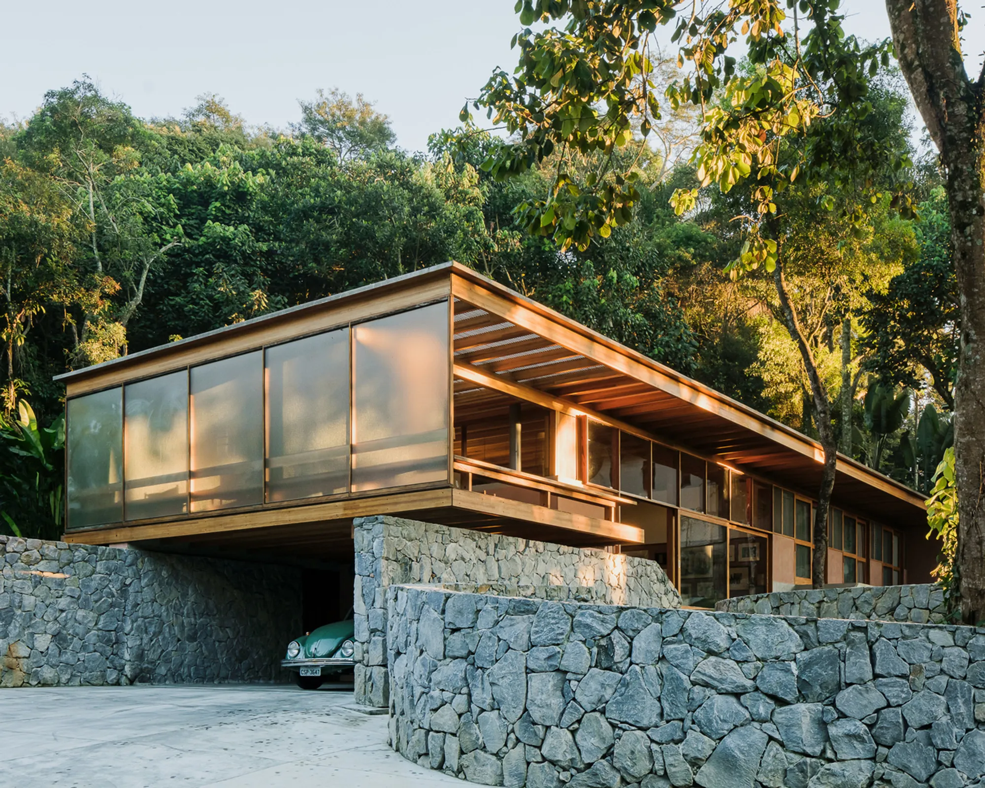 House of the Circular Terraces by Denis Joelsons: A Harmonious Integration with the Atlantic Forest Landscape