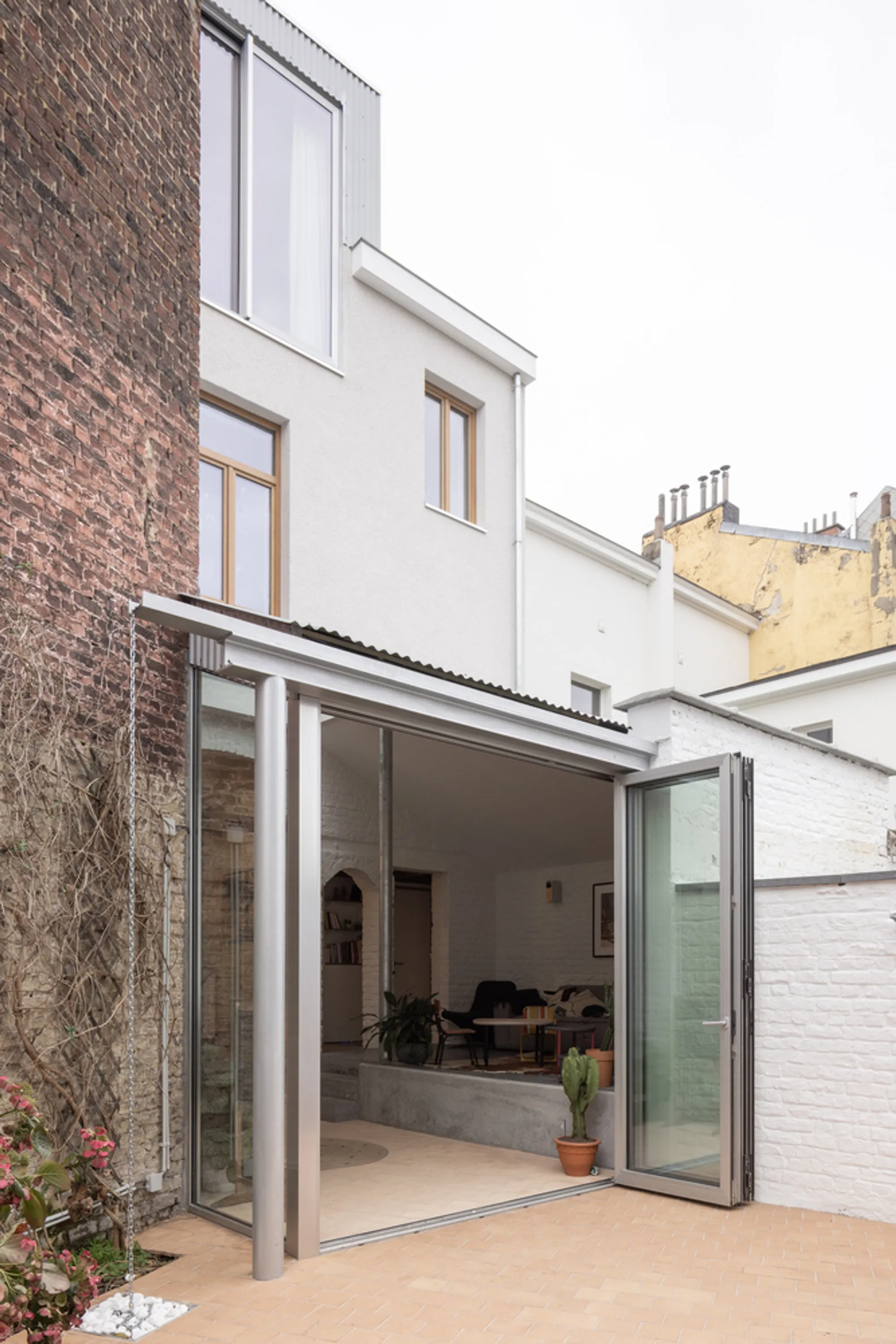 BKMN House Transformation by Bauclub: A Brussels Townhouse Reimagined Through Light, Connection, and Sustainability