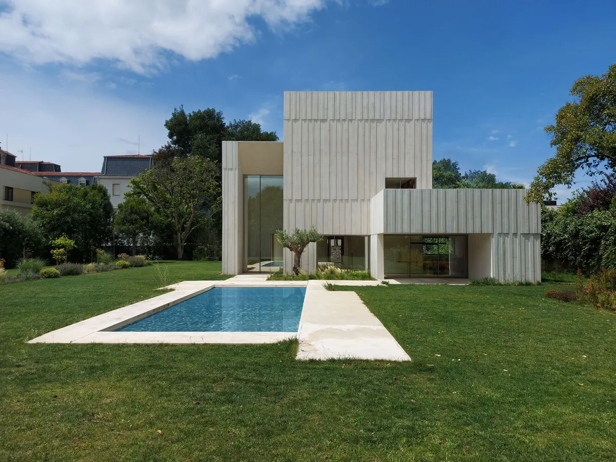 Boavista House by Topos Atelier de Arquitectura: A Private Urban Sanctuary in Porto