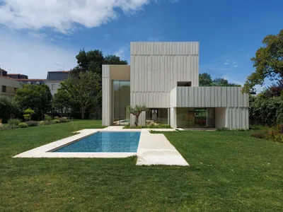 Boavista House by Topos Atelier de Arquitectura: A Private Urban Sanctuary in Porto