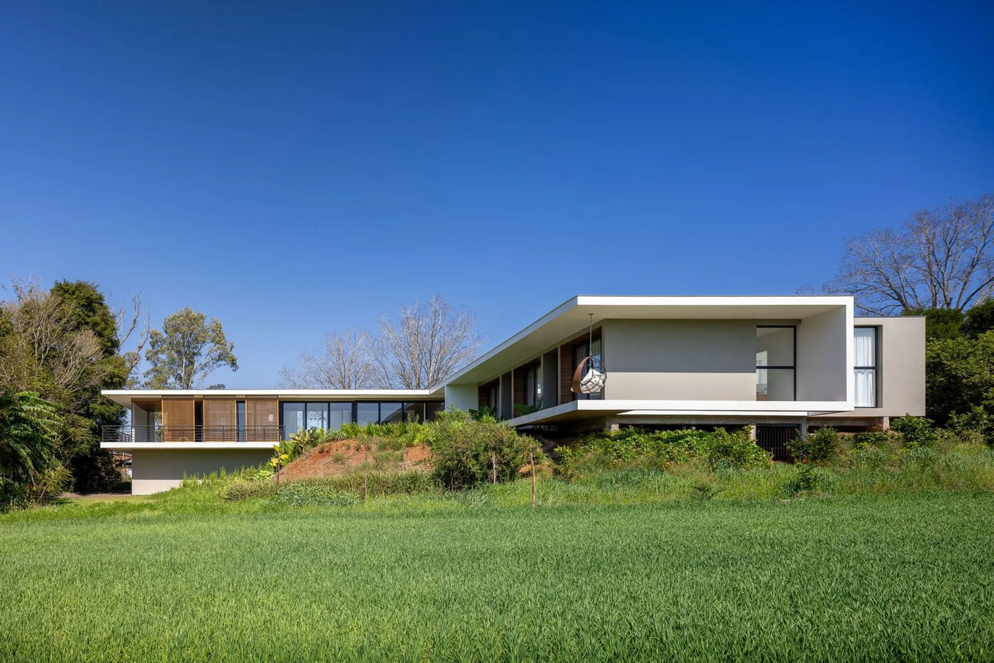 Cruzaltense Residence by VOO®: A Contemporary Countryside Retreat Immersed in Nature