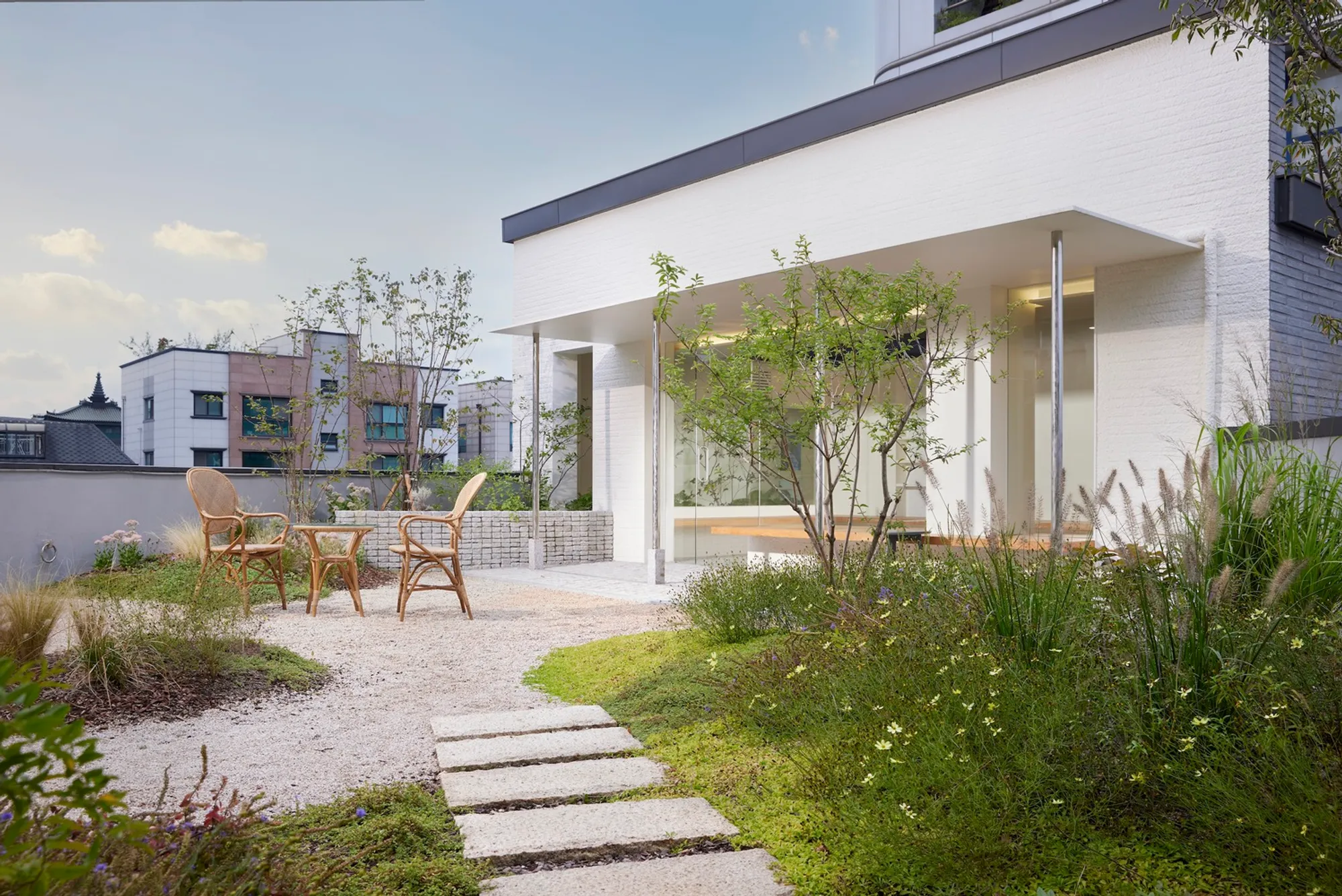 ROUNGE Showroom by ATMOROUND: A Tree-Inspired Journey Through Time and Design