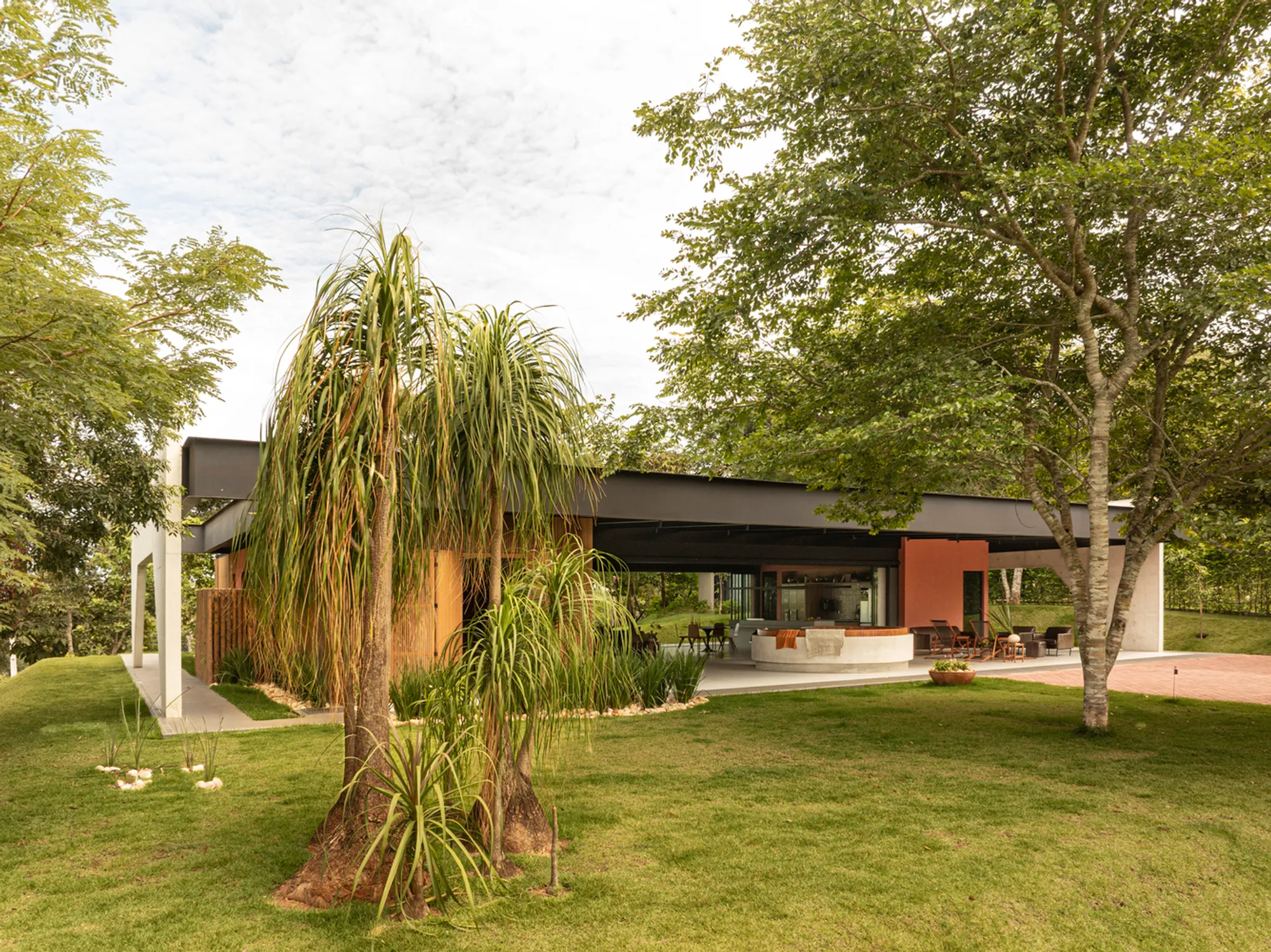 Galgo House by Tati Tavares + Alex Dalcin: A Model of Minimalist House Design in Brazil