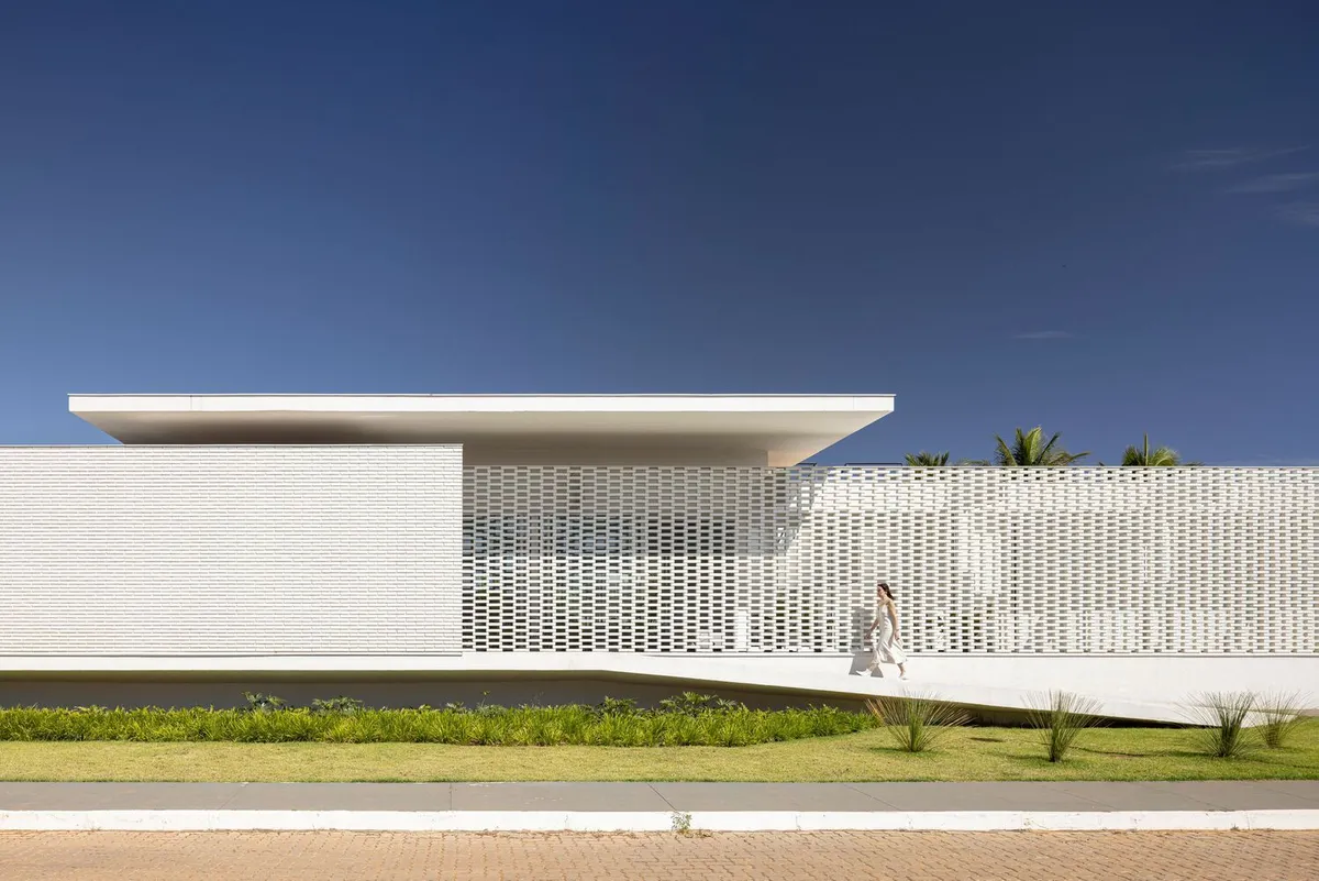 White Bricks House by BLOCO Arquitetos: A Masterpiece of Craftsmanship and Modern Architecture in Brasília