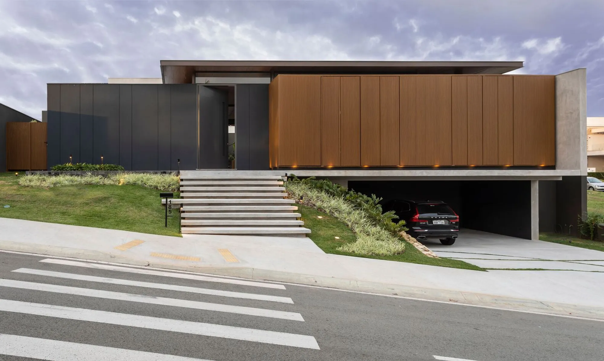 LEMA Residence by Padovani Arquitetos: A Topography-Responsive Single-Floor House Blending Lightness, Privacy, and Spatial Integration