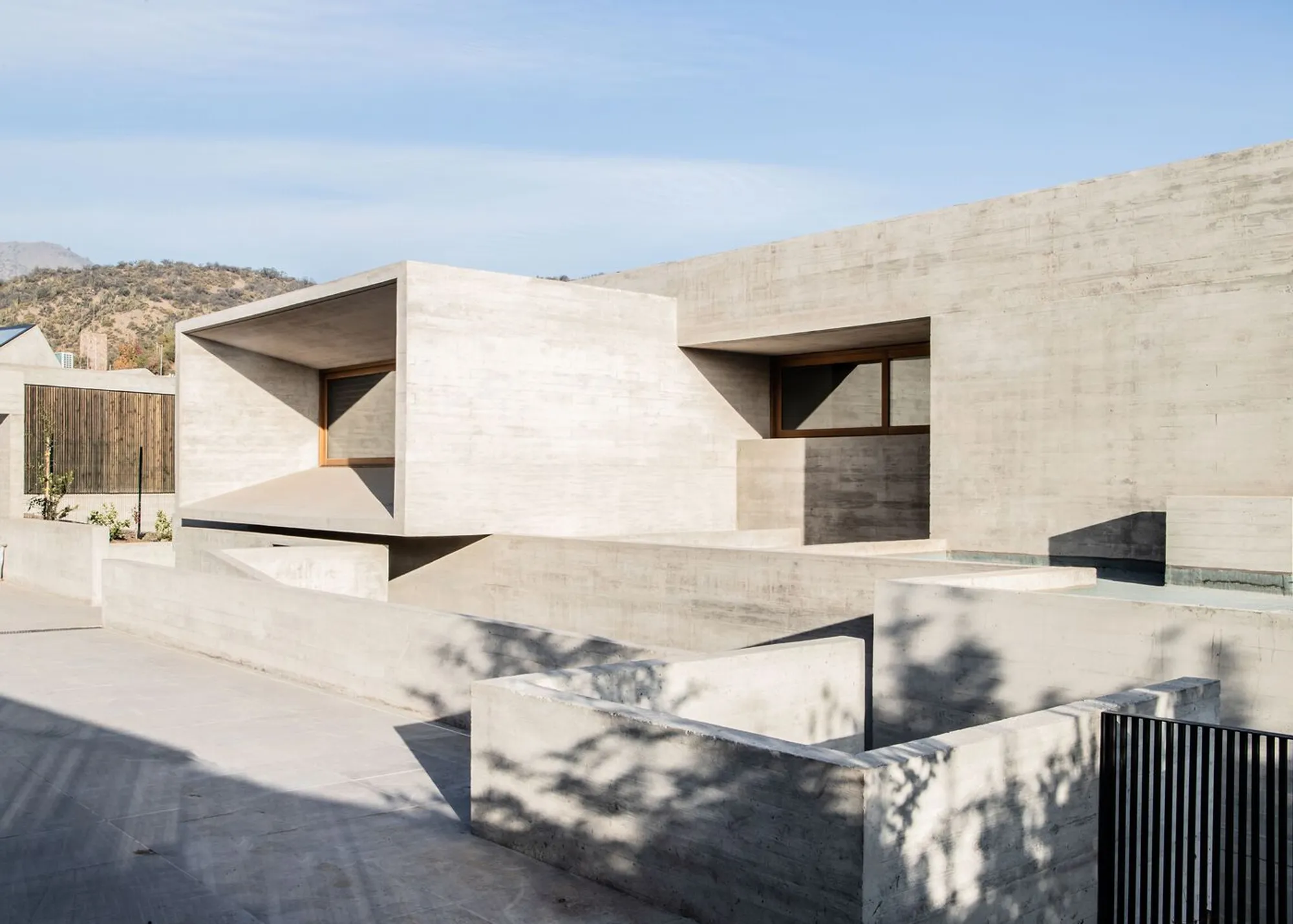 Casalema House by Gonzalo Mardones V Arquitectos: A Harmonious Fusion of Architecture and Landscape in Santiago, Chile