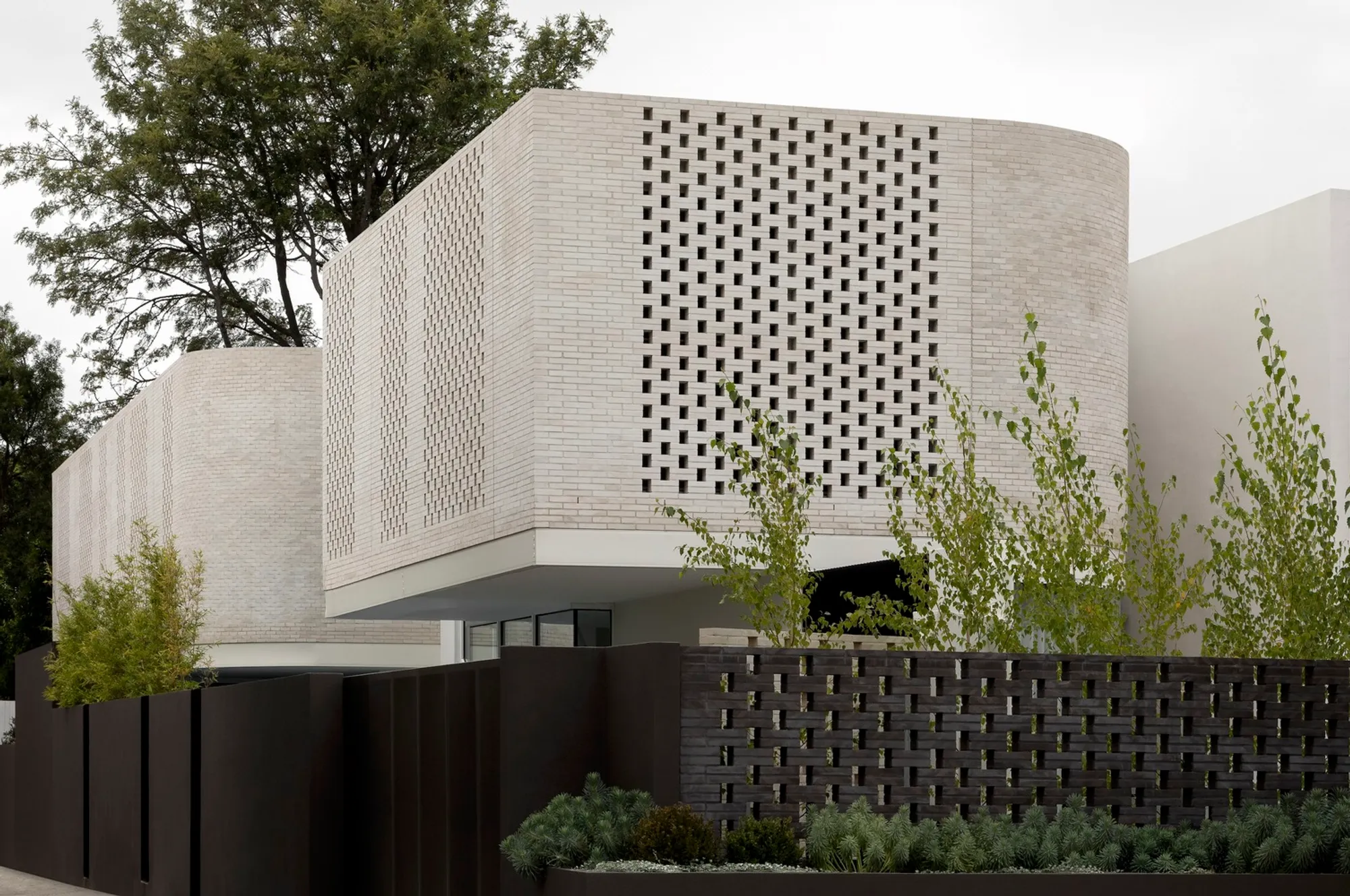 Cloud House by Dean Dyson Architects: A Sanctuary of Privacy and Natural Harmony in Malvern, Australia